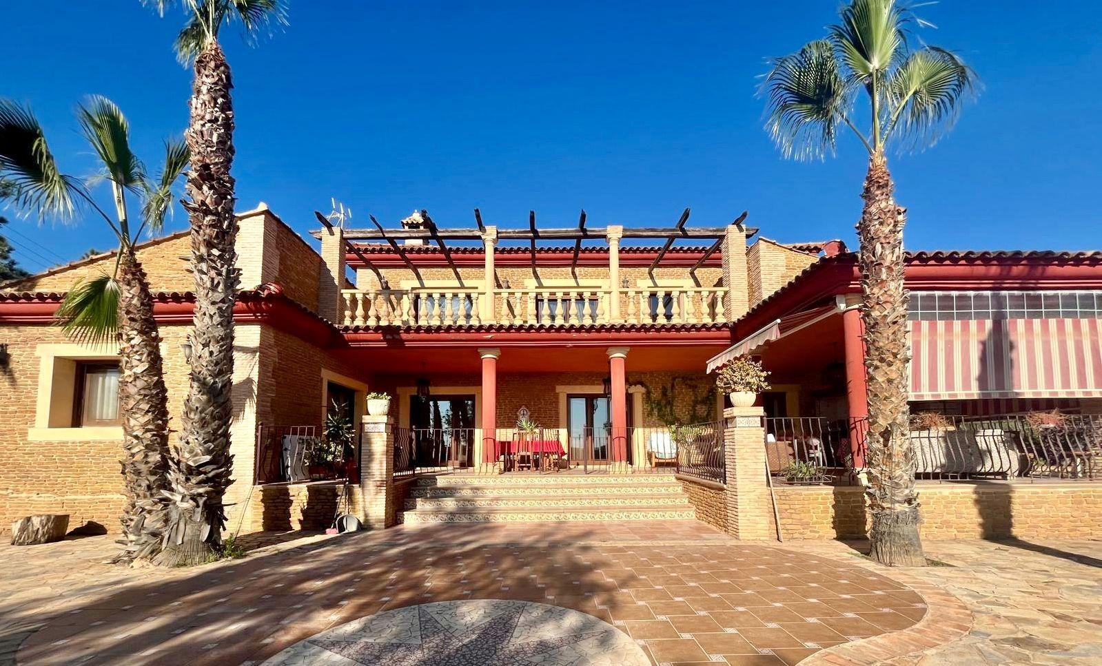 Pool area in villa for sale in Rojales