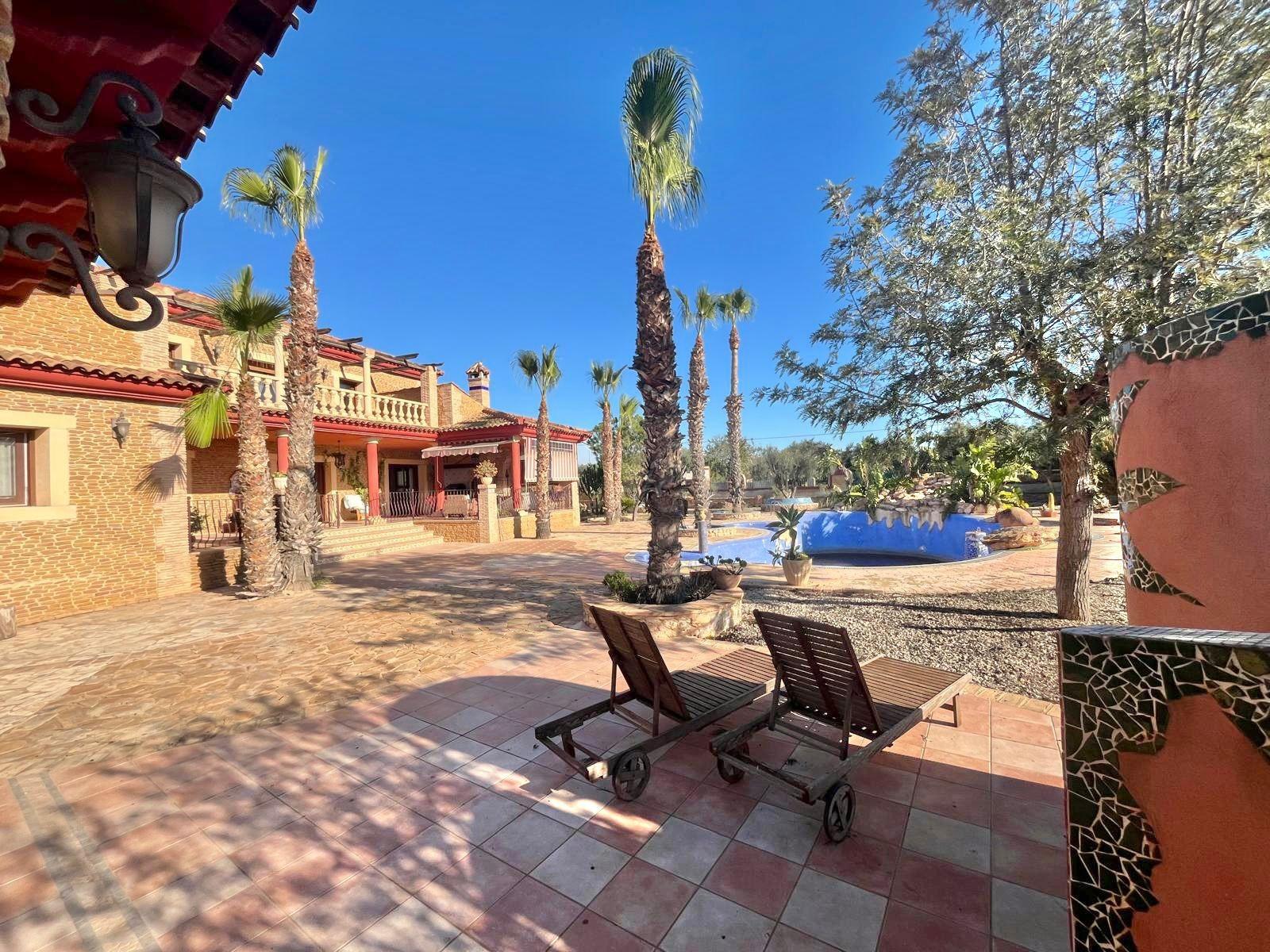 Garden in villa for sale in Rojales