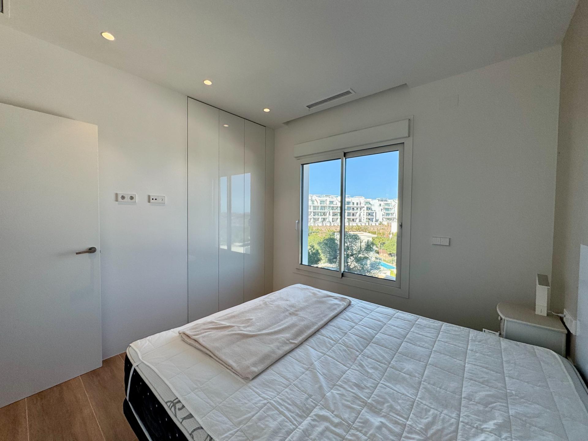 Bedroom in apartment for sale in Orihuela