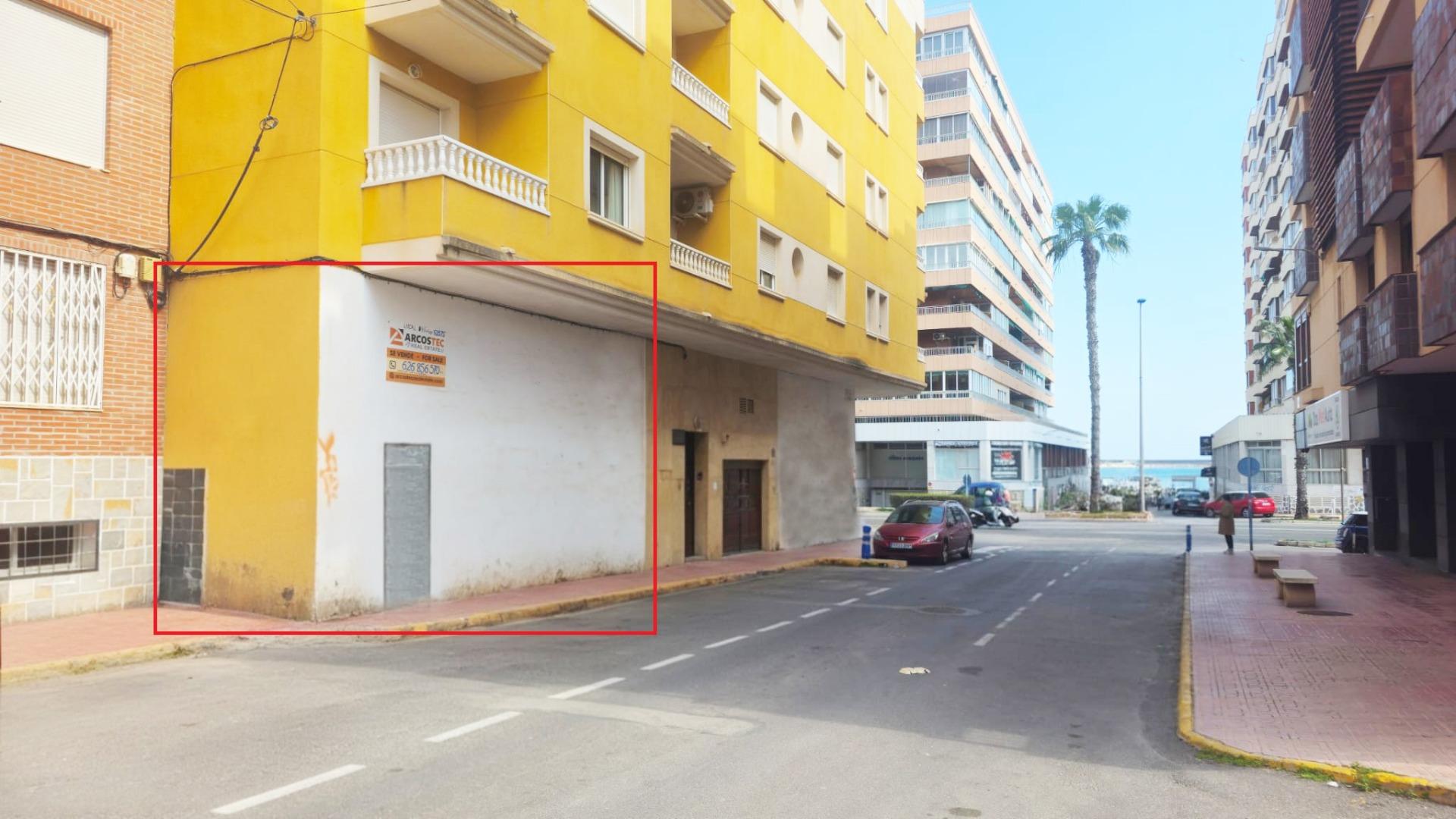 A 95 m² commercial property is for sale, just 90 meters from Acequion Beach on Valencia Street, 8, T