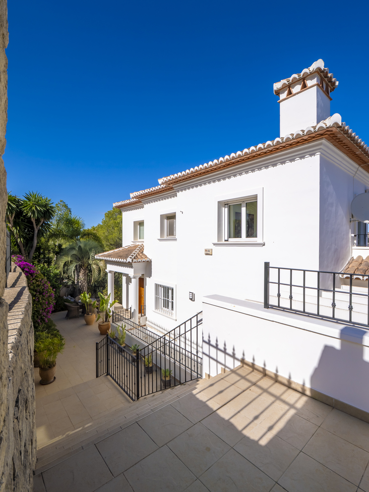 Master bedroom in villa for sale in javea