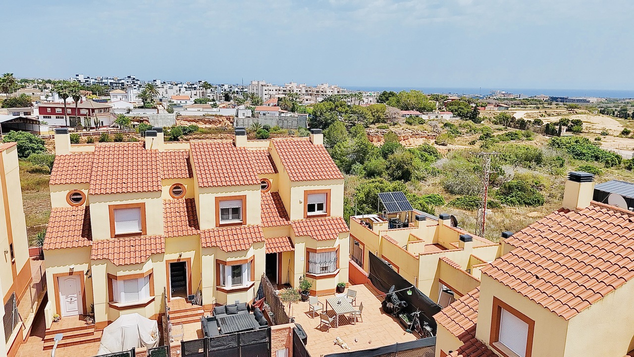 This beautifully presented 3-bedroom, 2-bathroom townhouse is situated in a peaceful community in th