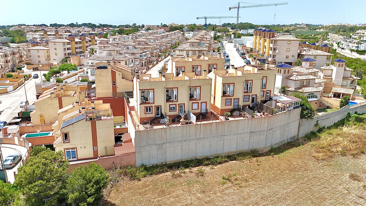 This beautifully presented 3-bedroom, 2-bathroom townhouse is situated in a peaceful community in th