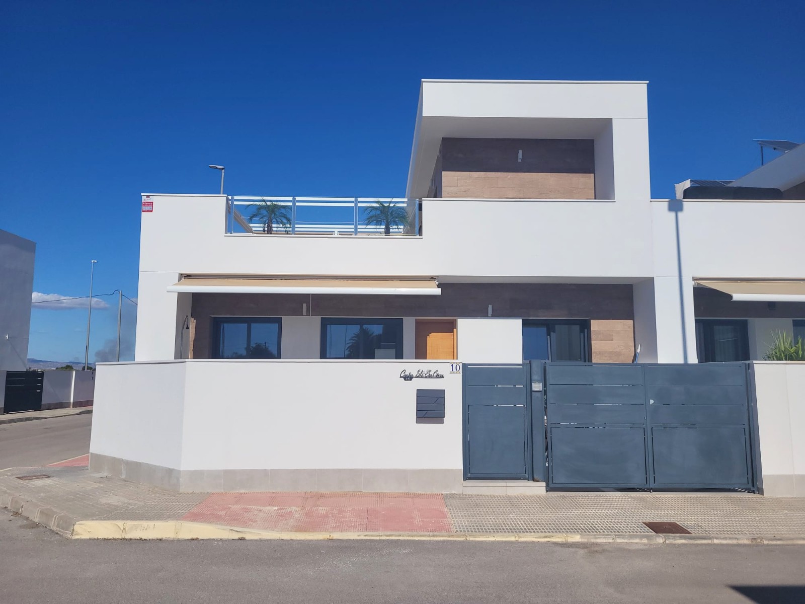 This modern corner townhouse in Daya Vieja, Alicante offers stylish Mediterranean living in a peacef