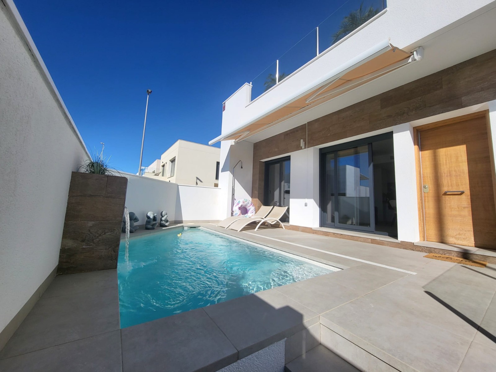 This modern corner townhouse in Daya Vieja, Alicante offers stylish Mediterranean living in a peacef