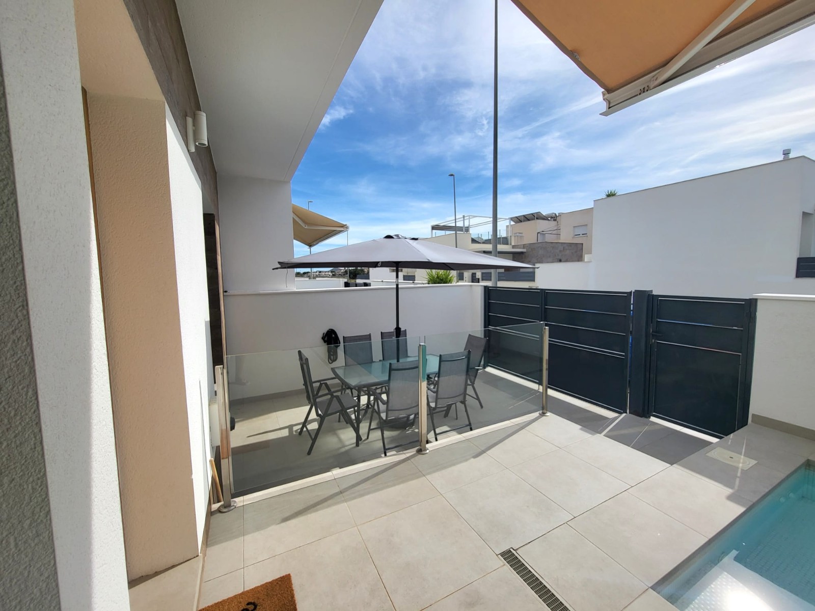 This modern corner townhouse in Daya Vieja, Alicante offers stylish Mediterranean living in a peacef