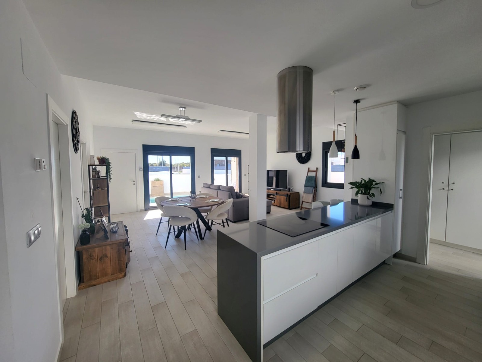 This modern corner townhouse in Daya Vieja, Alicante offers stylish Mediterranean living in a peacef