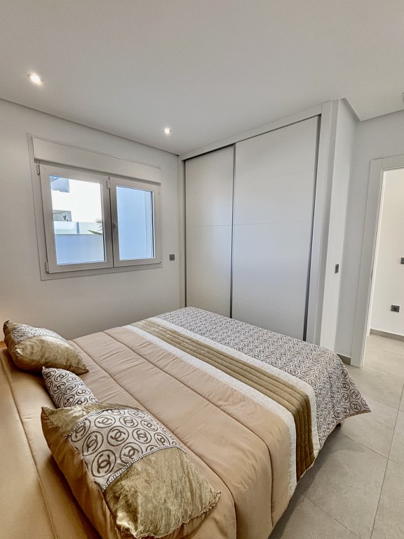 Bedroom in villa for sale in Benijofar
