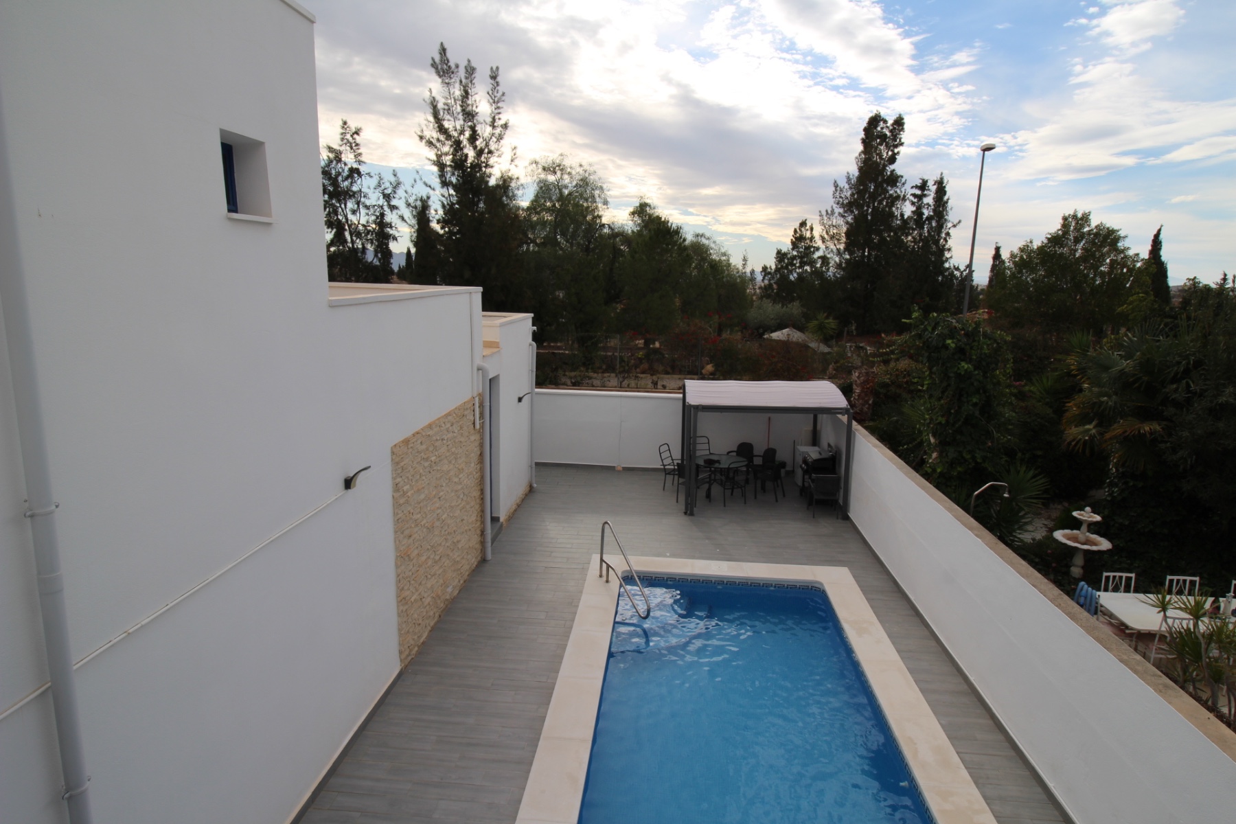 Garden in villa for sale in Fortuna