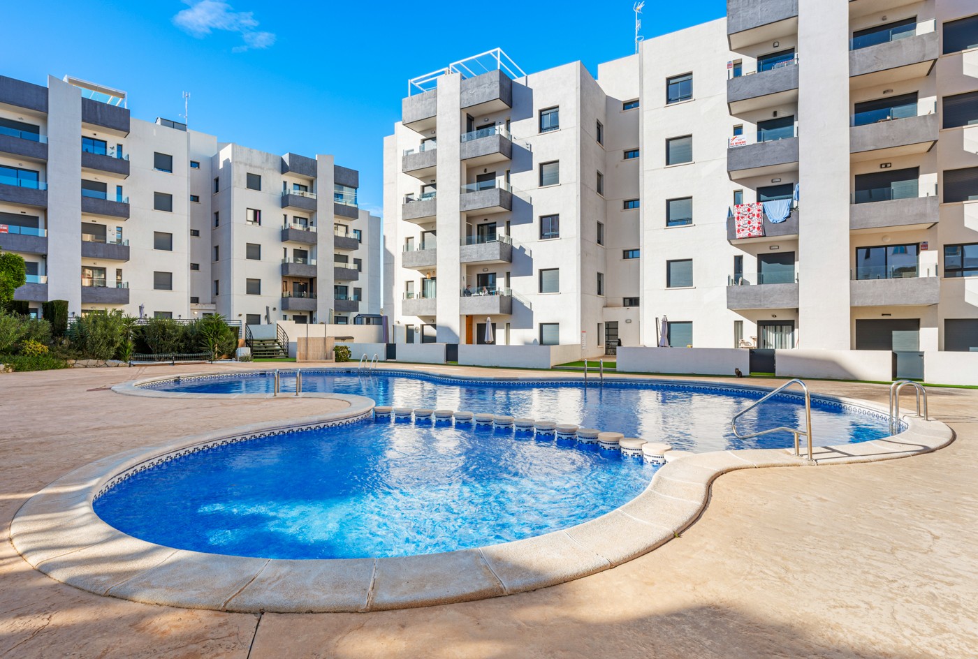 Located in one of the most sought-after areas of San Miguel de Salinas, this attractive corner apart