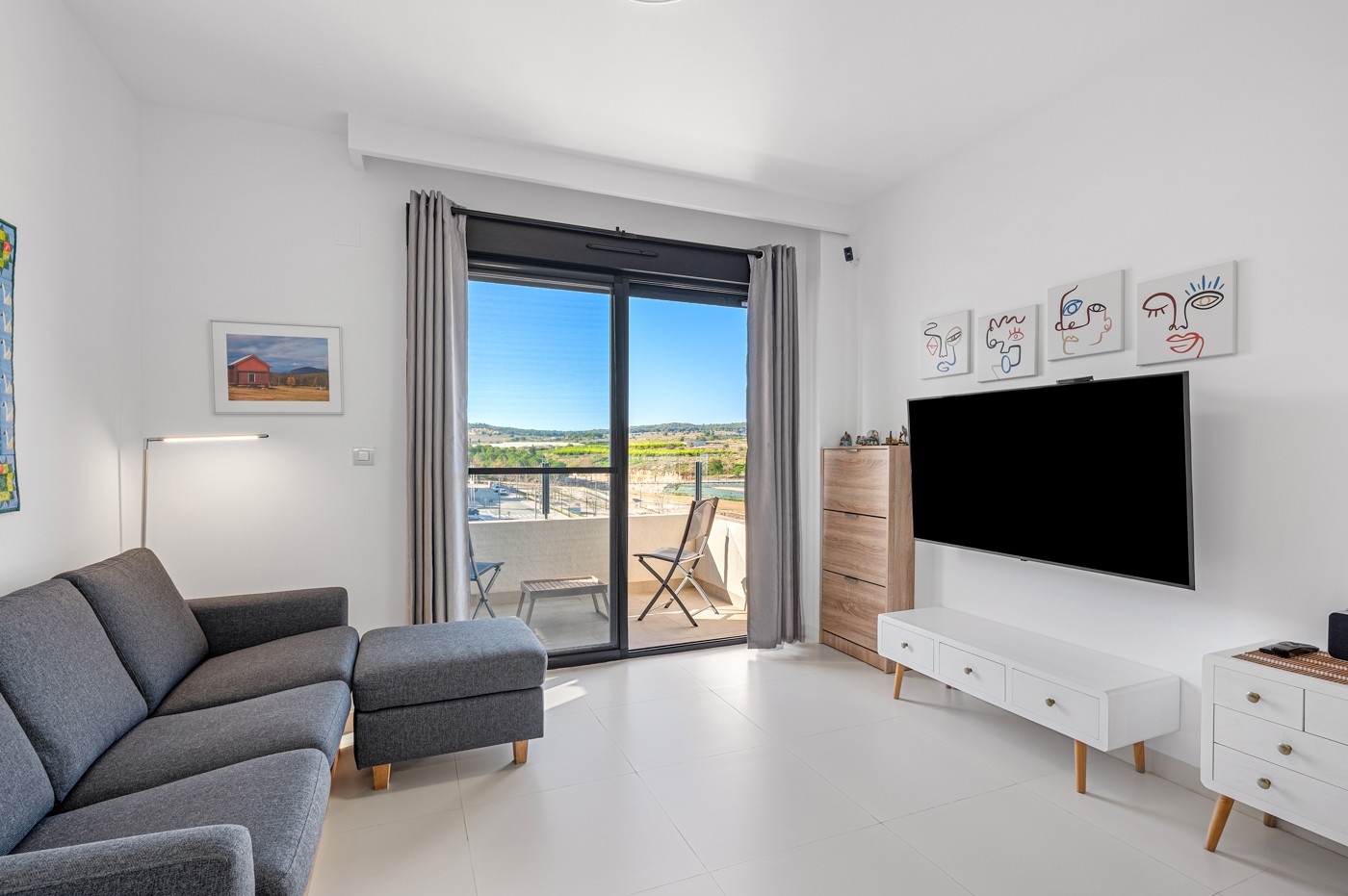Located in one of the most sought-after areas of San Miguel de Salinas, this attractive corner apart