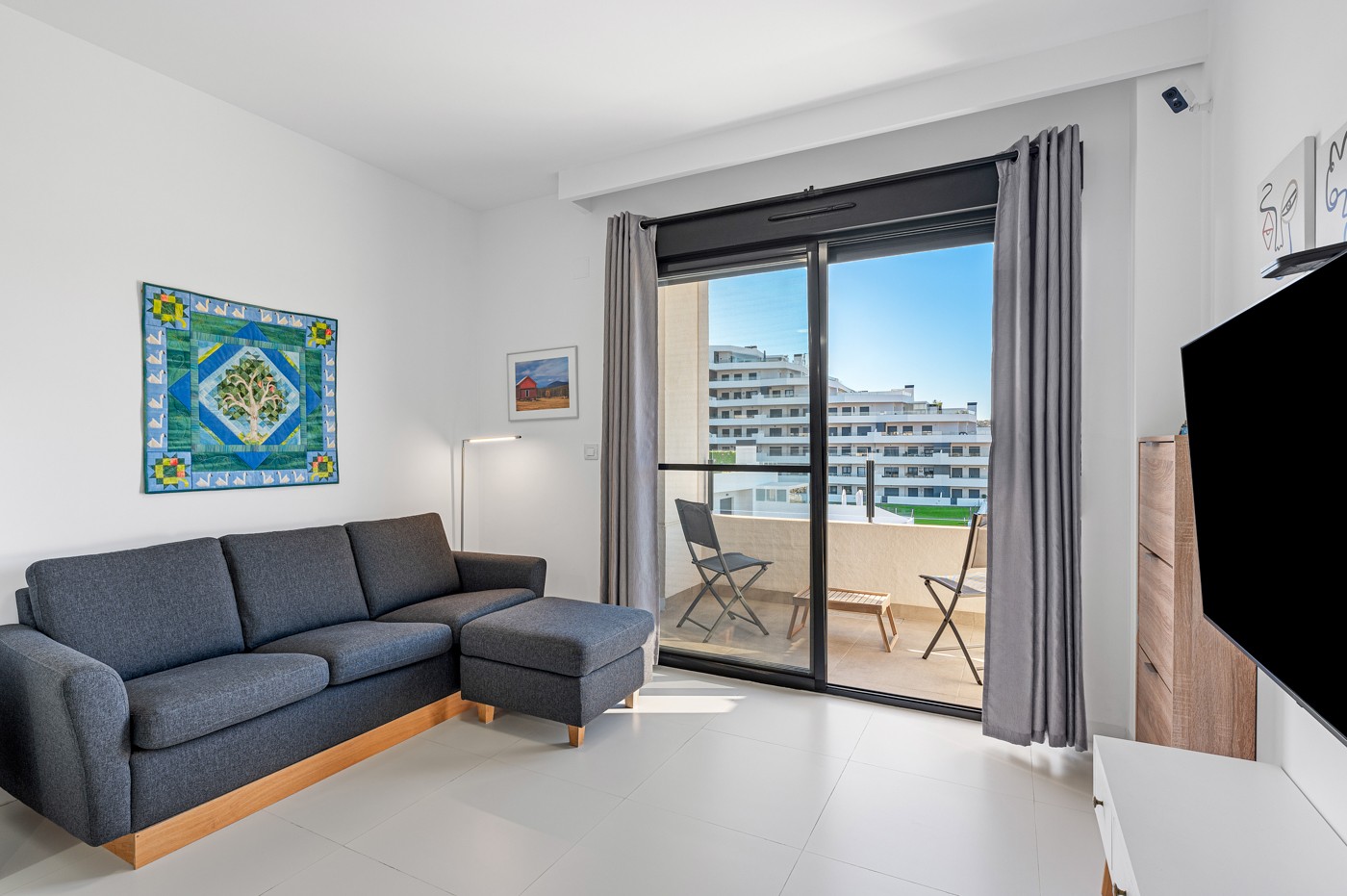 Located in one of the most sought-after areas of San Miguel de Salinas, this attractive corner apart