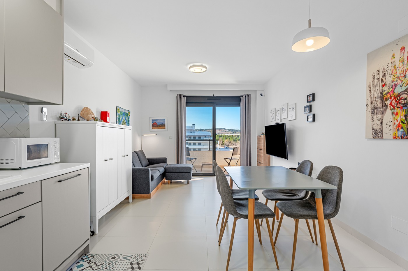Located in one of the most sought-after areas of San Miguel de Salinas, this attractive corner apart