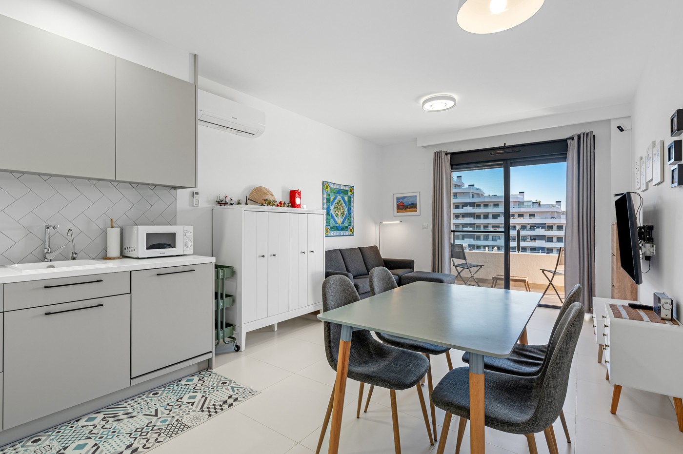 Located in one of the most sought-after areas of San Miguel de Salinas, this attractive corner apart