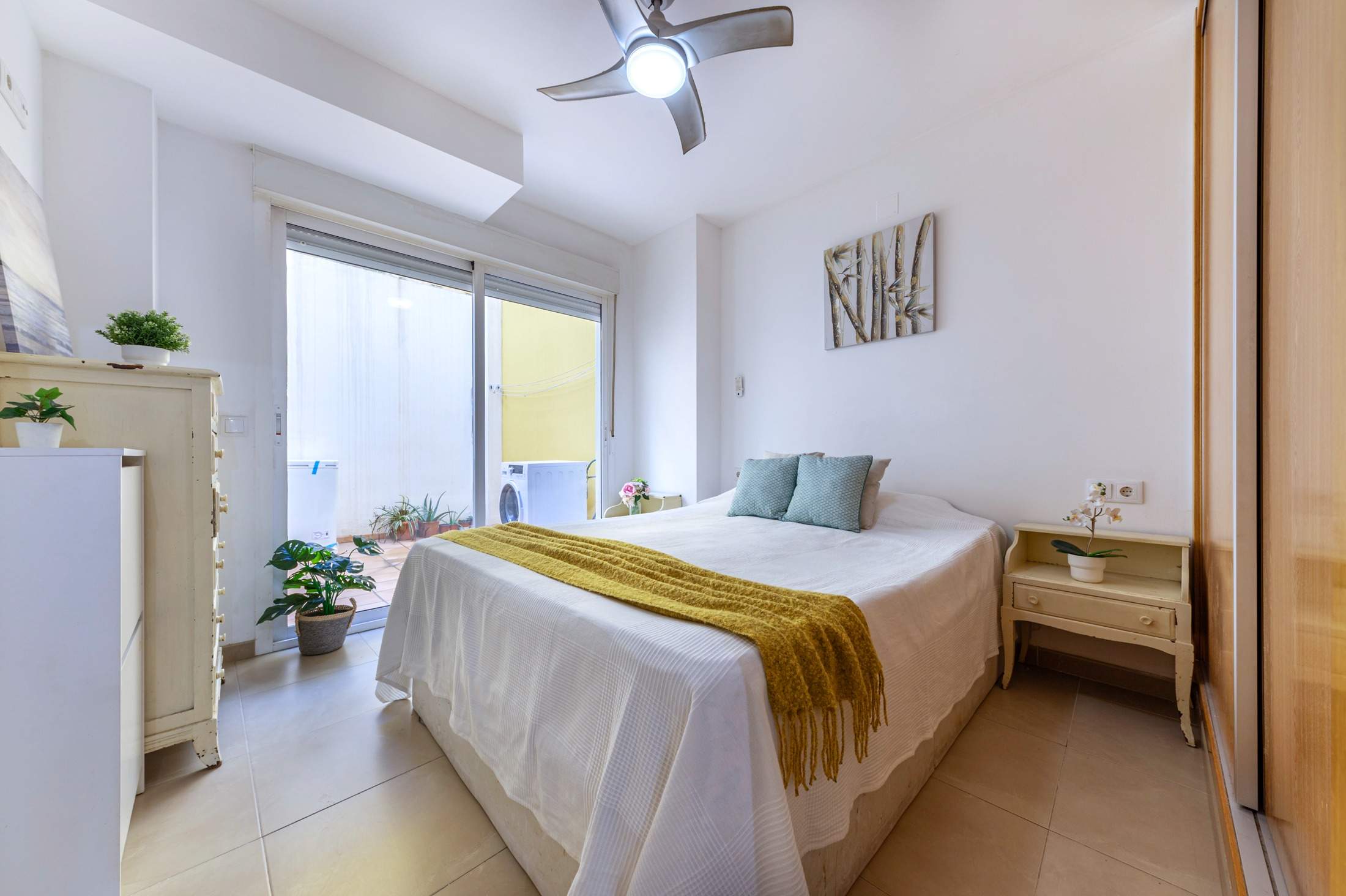 Bedroom in apartment for sale in Alicante