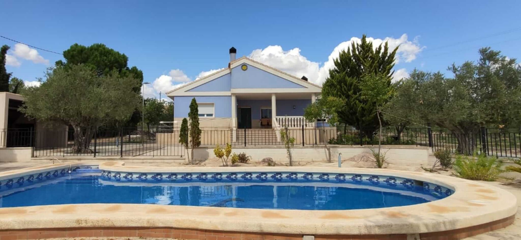 This beautiful detached villa located in a quiet neighbourhood, close to the centre of Yecla is equi