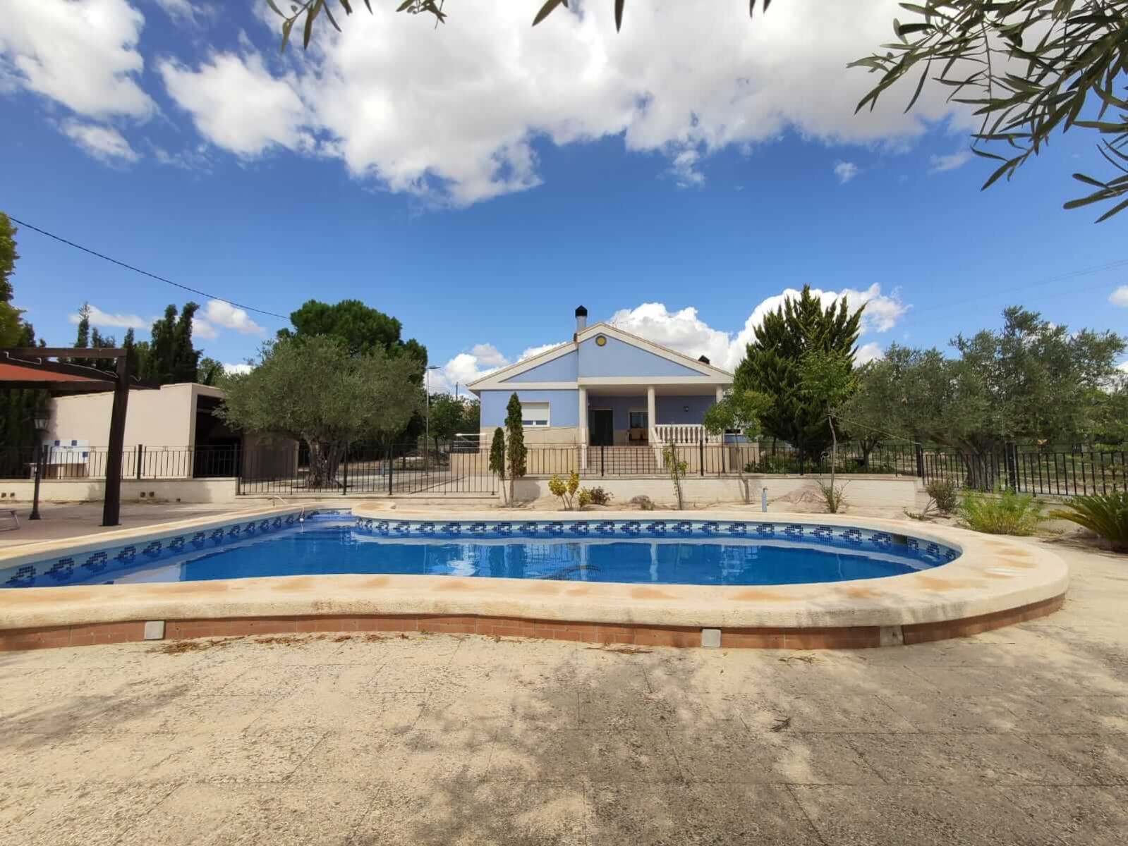 This beautiful detached villa located in a quiet neighbourhood, close to the centre of Yecla is equi