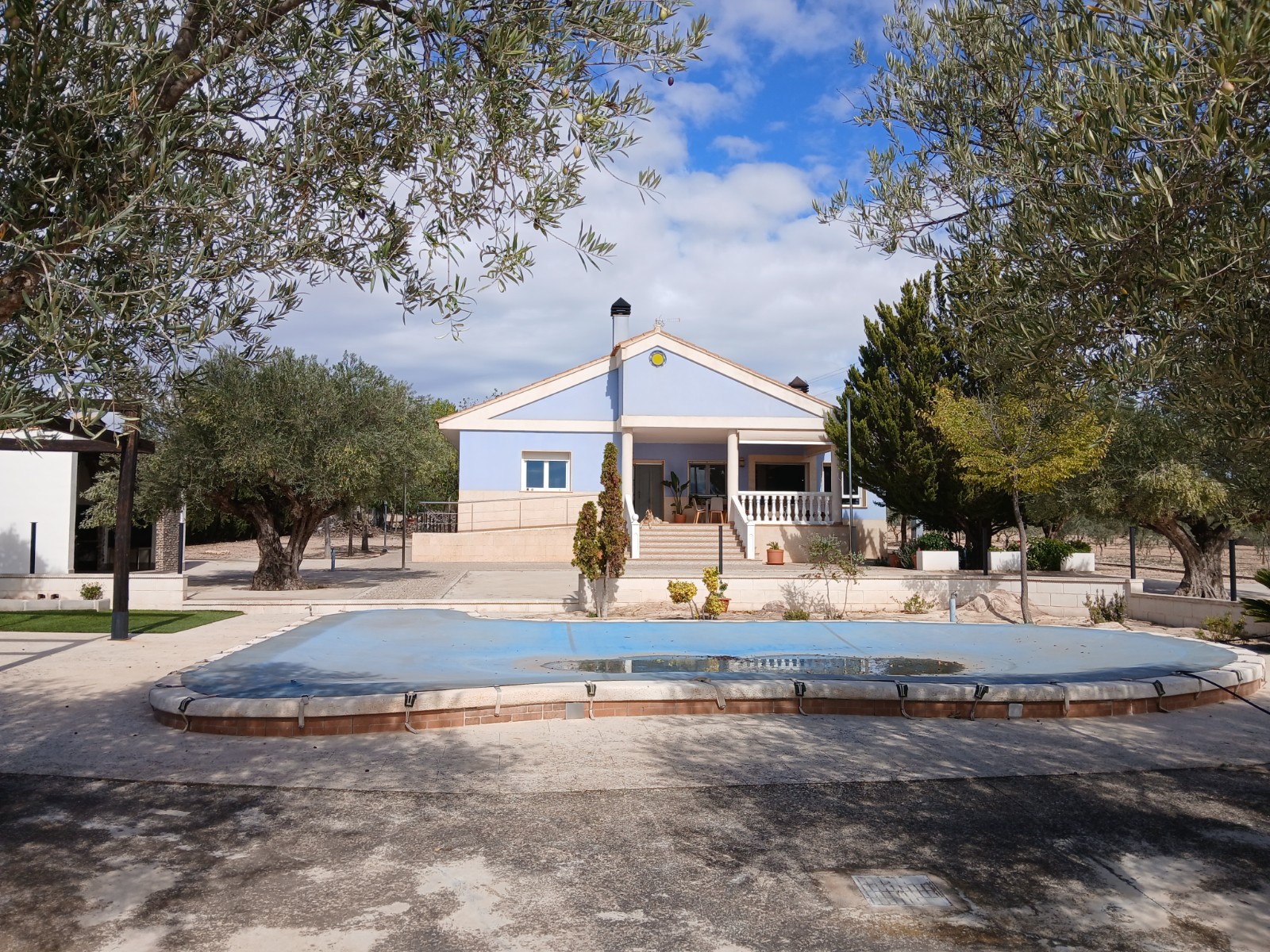 Master bedroom in villa for sale in Yecla