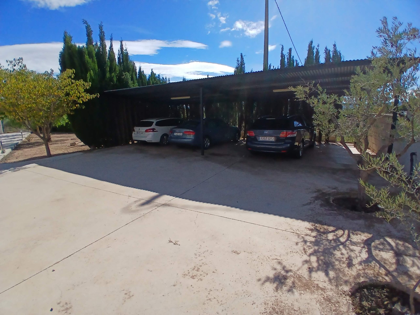 This beautiful detached villa located in a quiet neighbourhood, close to the centre of Yecla is equi