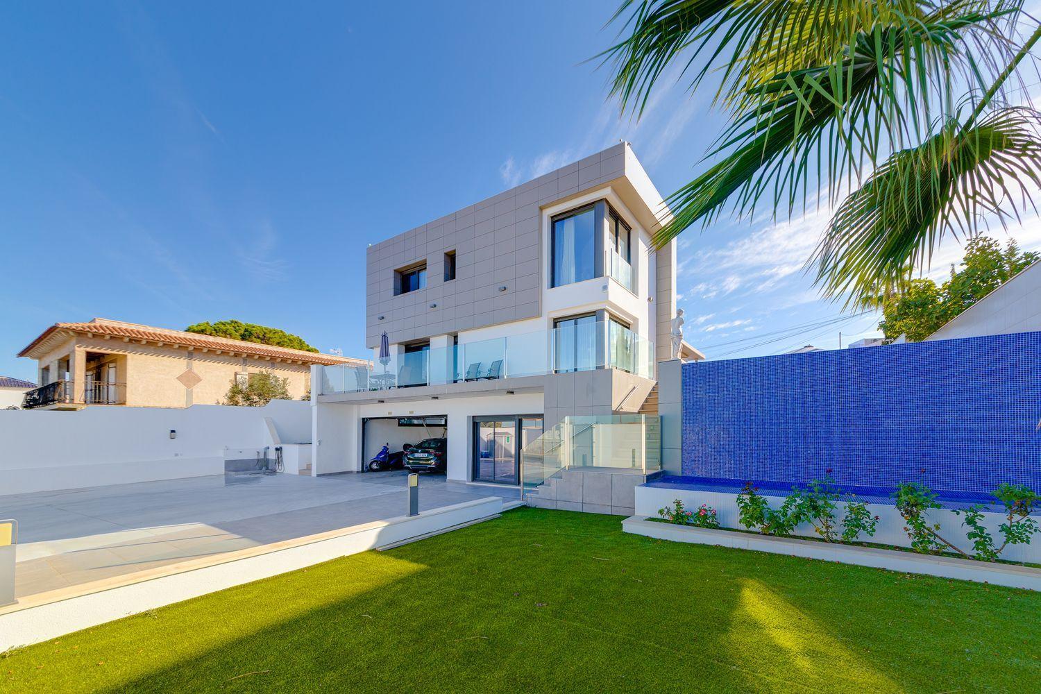Bathroom in villa for sale in Torrevieja