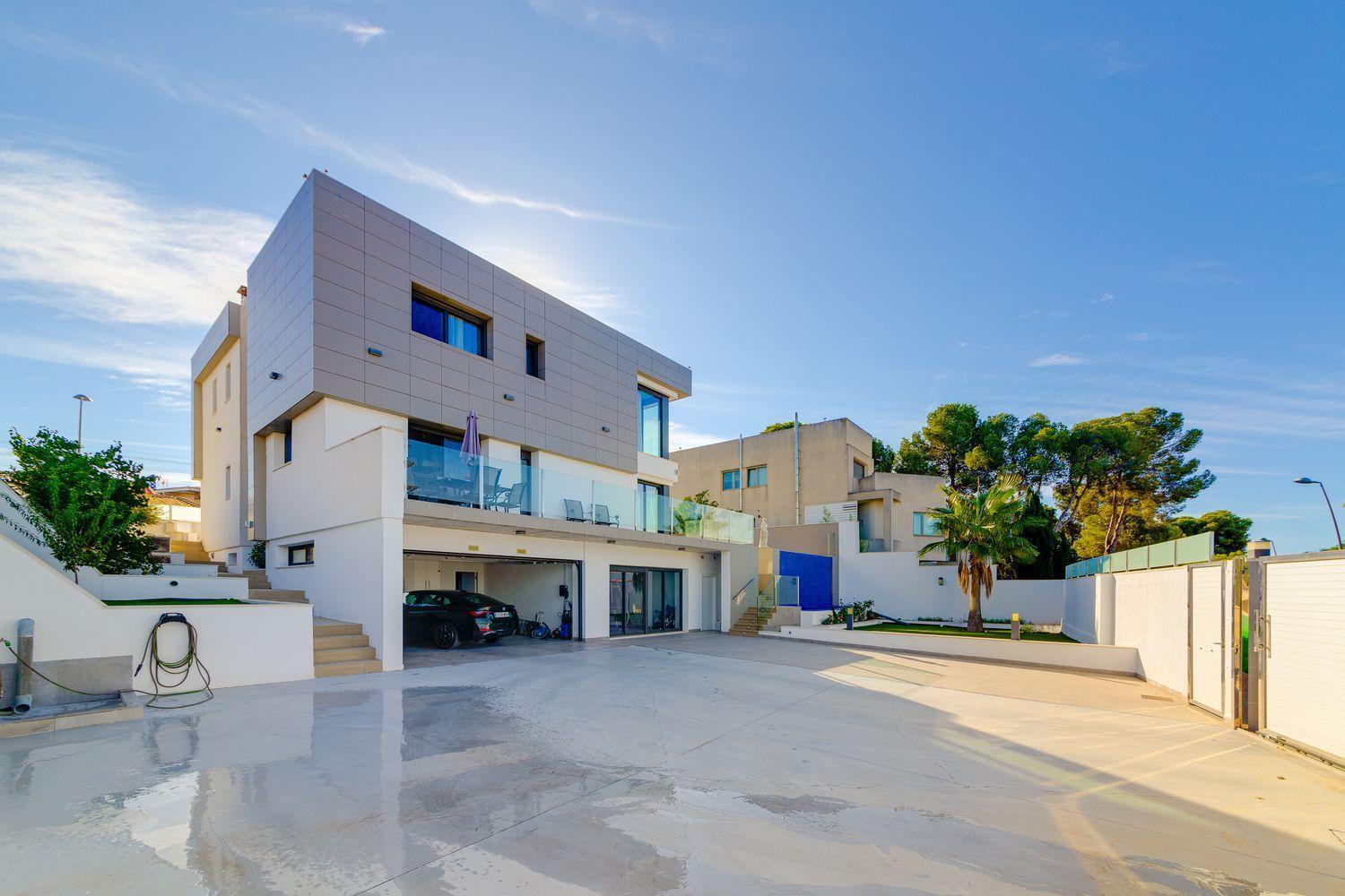 Garden in villa for sale in Torrevieja