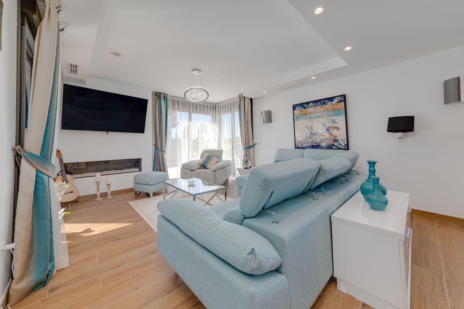 Pool area in villa for sale in Torrevieja