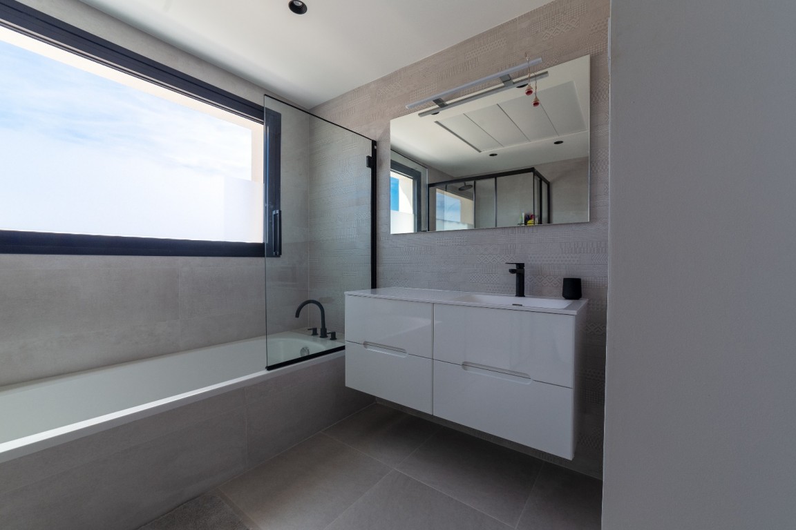 Bathroom in villa for sale in Los Montesinos