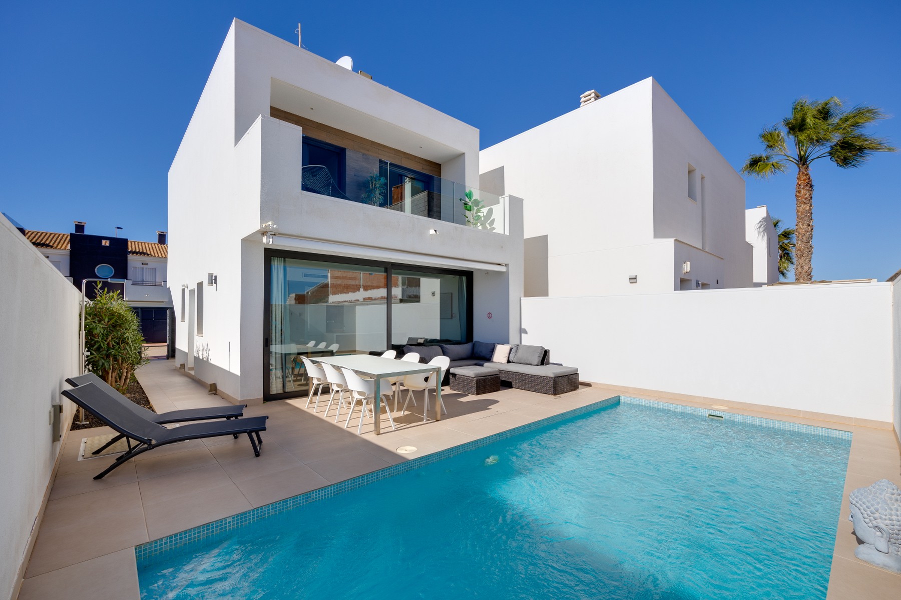 Discover an exceptional detached house in the desirable coastal town of Santiago de la Ribera, part