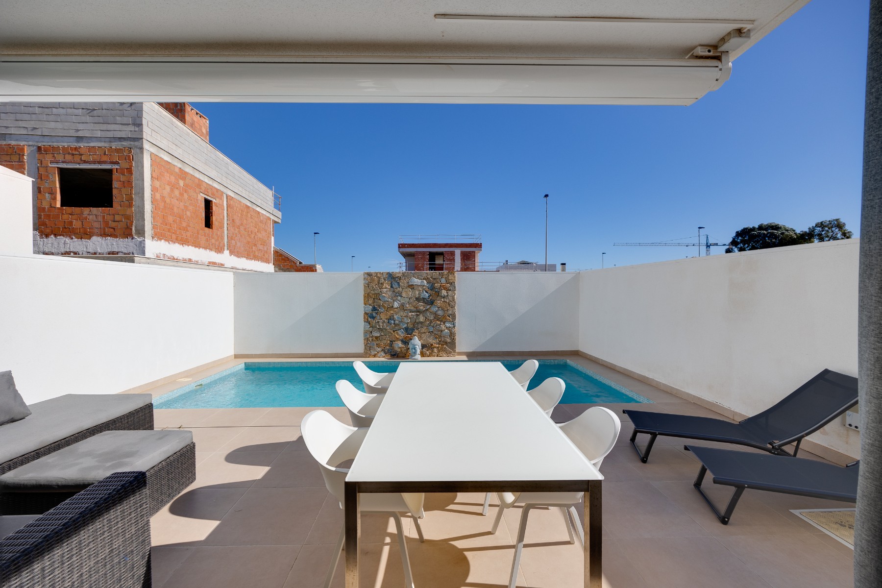 Discover an exceptional detached house in the desirable coastal town of Santiago de la Ribera, part