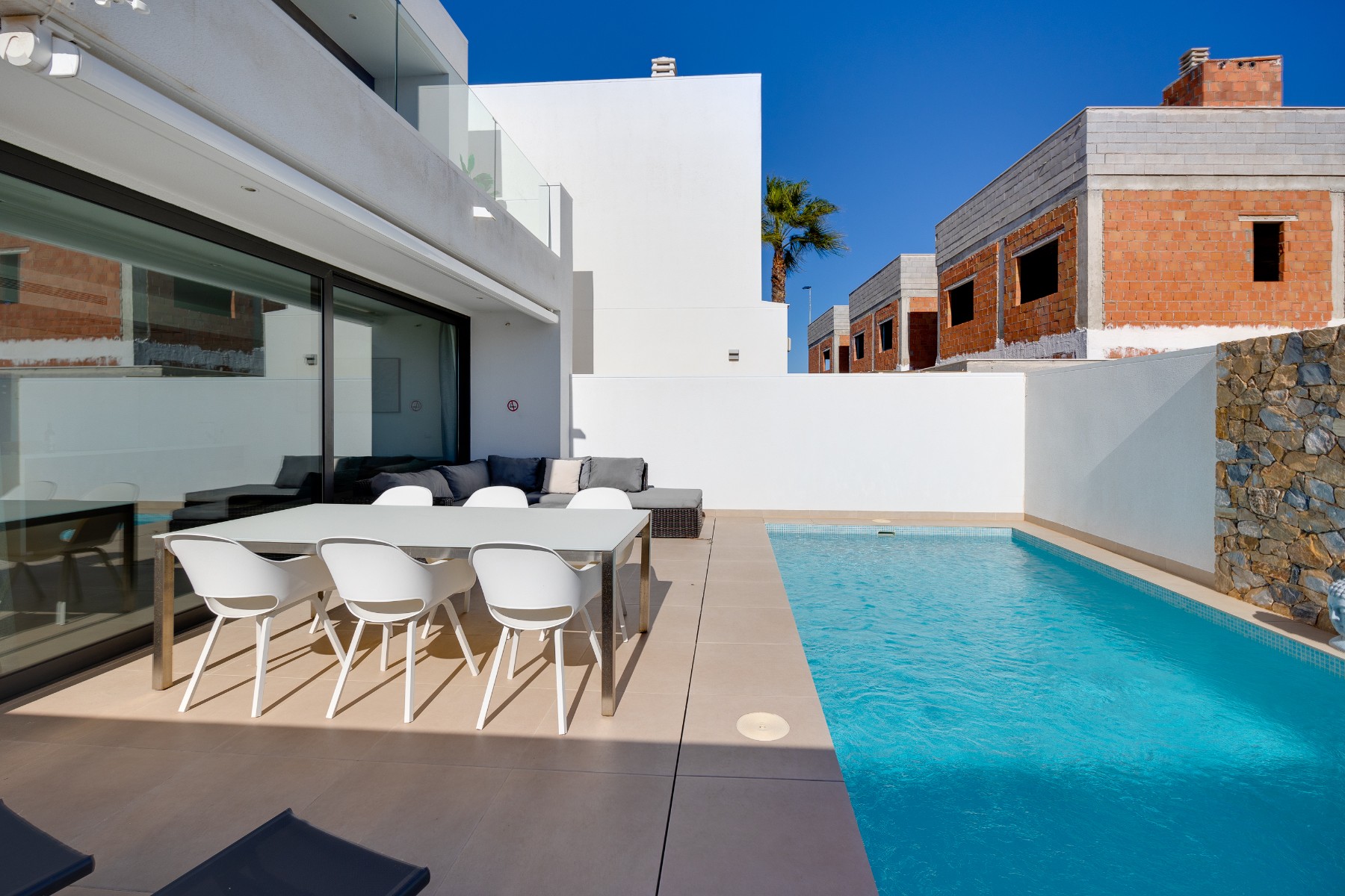 Discover an exceptional detached house in the desirable coastal town of Santiago de la Ribera, part