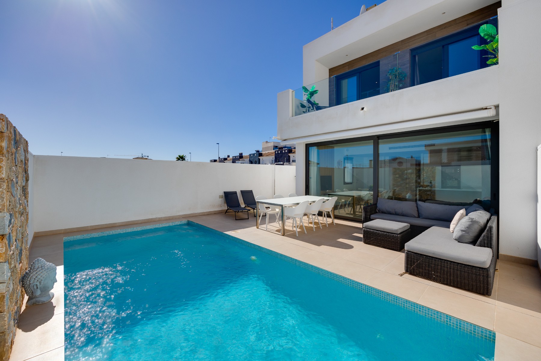 Discover an exceptional detached house in the desirable coastal town of Santiago de la Ribera, part