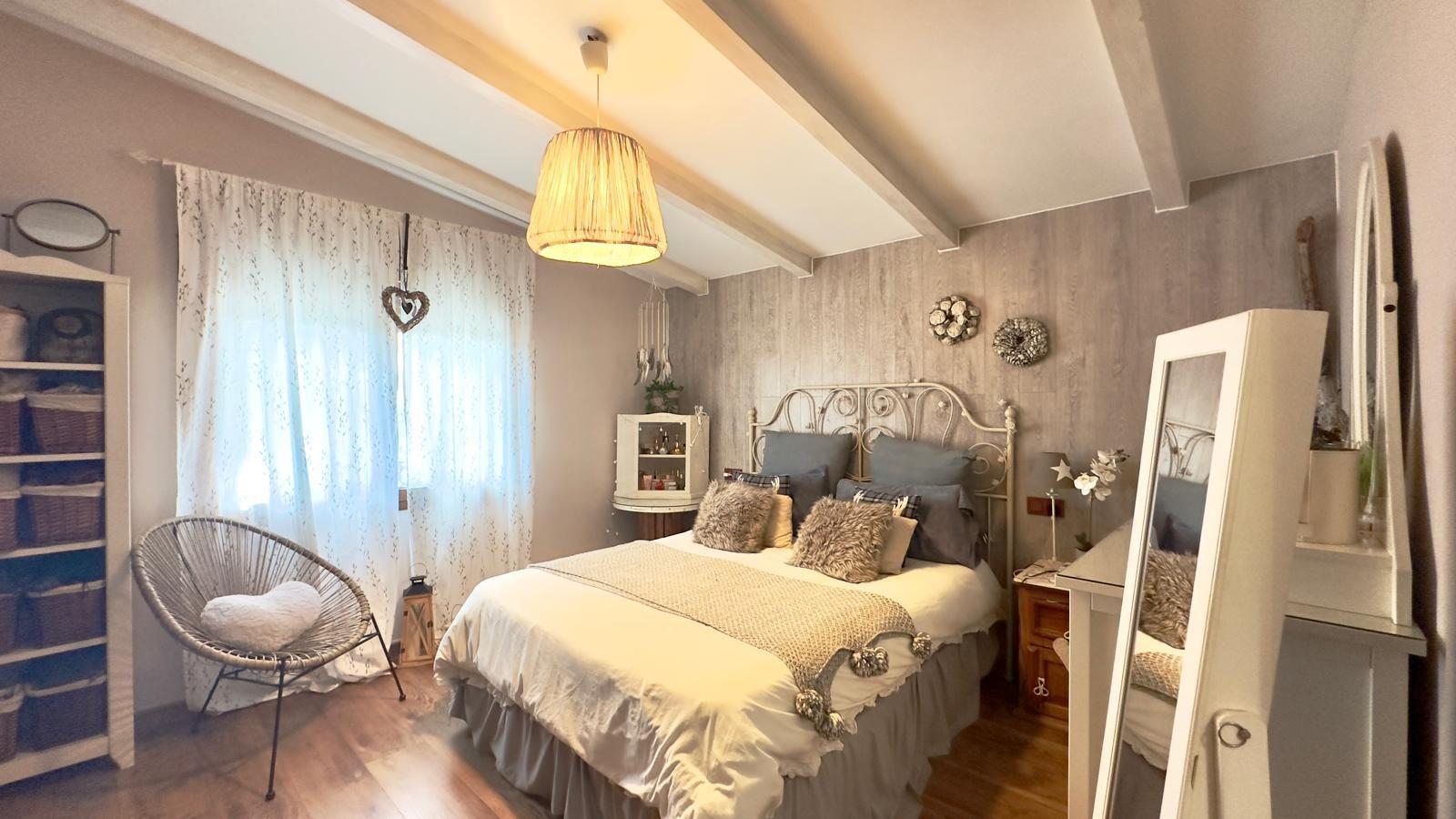 Master bedroom in villa for sale in Torrevieja