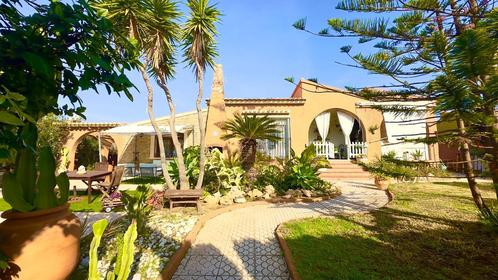 Dining area in villa for sale in Torrevieja