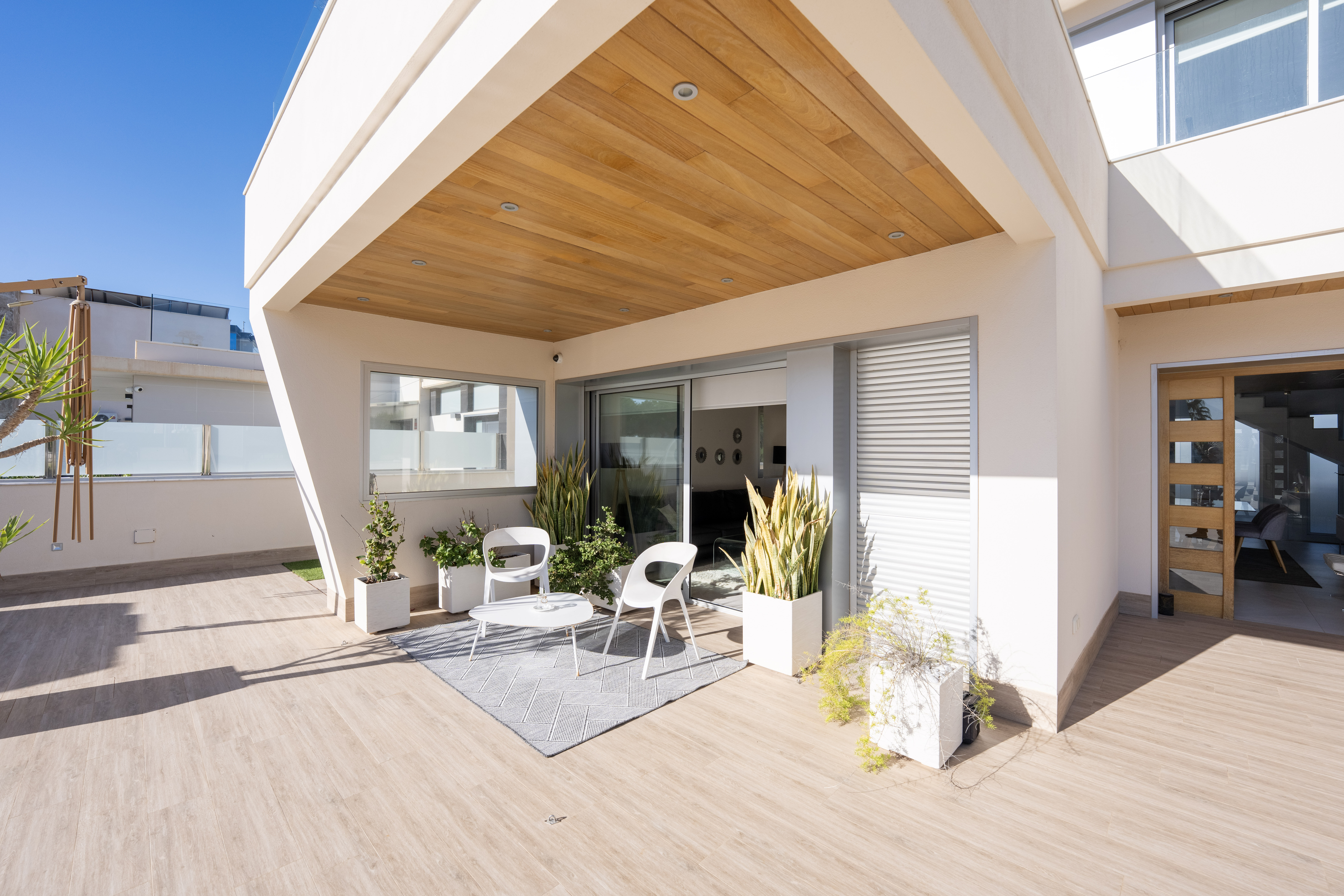 Discover this sumptuous contemporary villa, built in 2019, ideally located less than 200 meters from