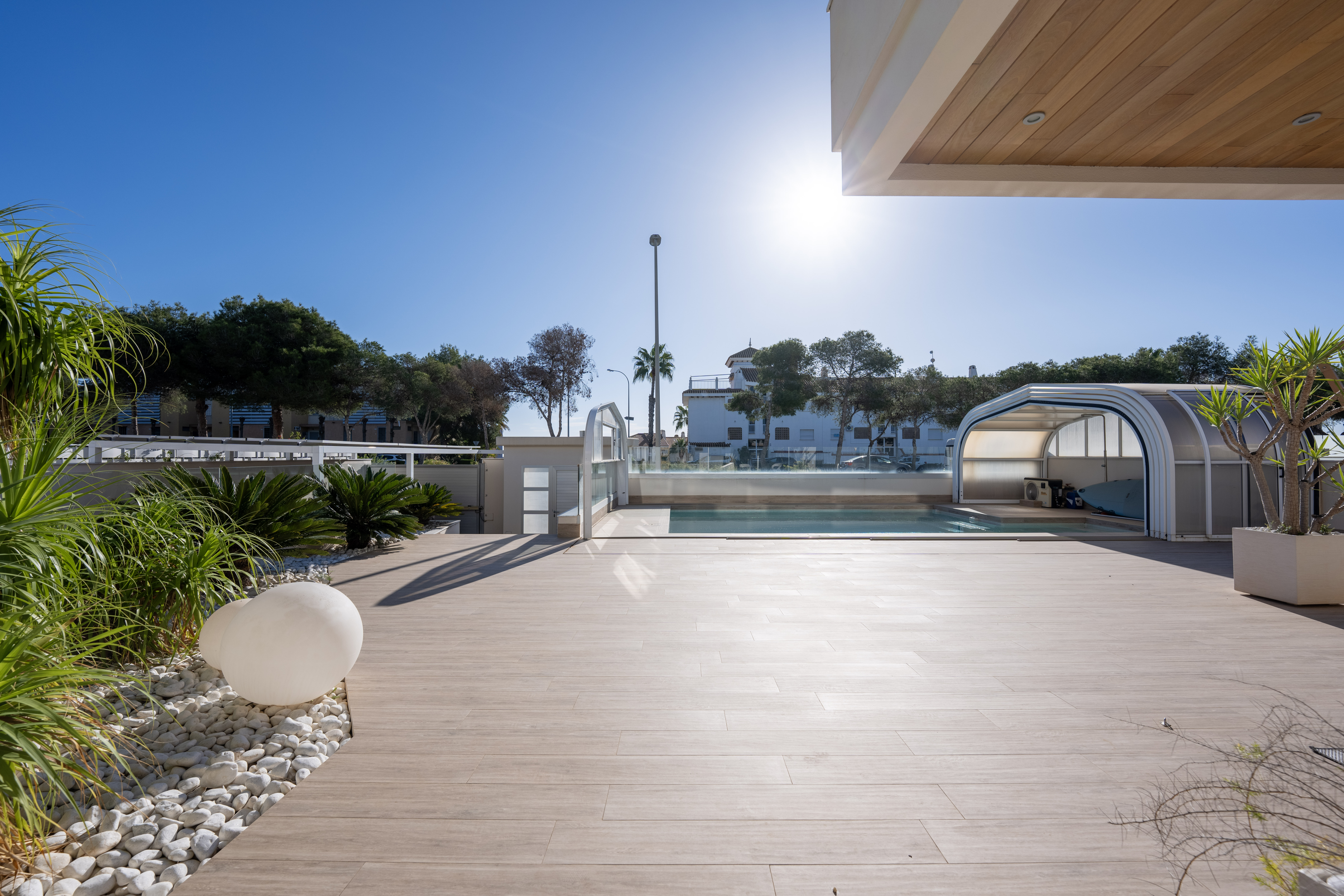 Discover this sumptuous contemporary villa, built in 2019, ideally located less than 200 meters from