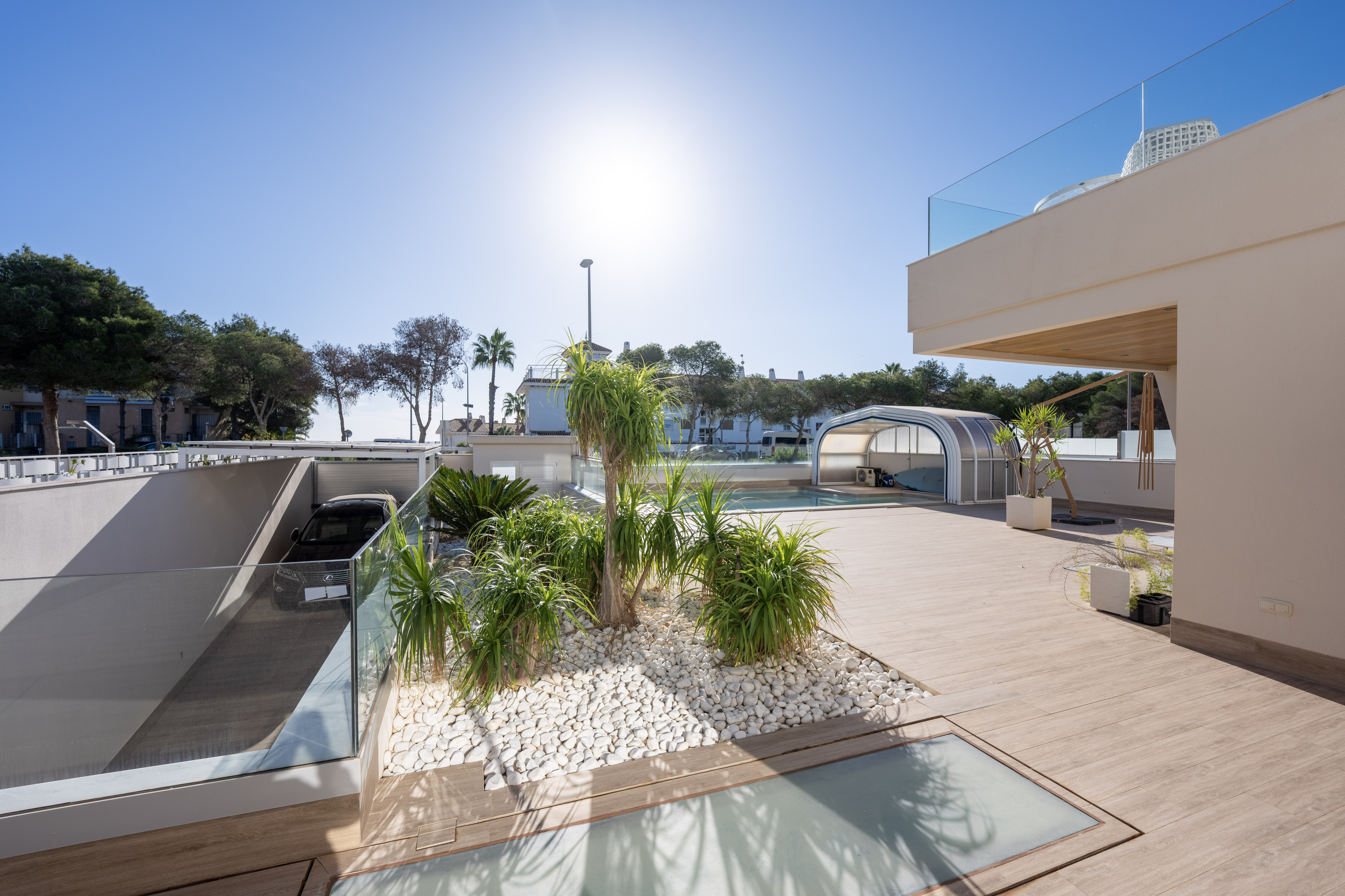 Discover this sumptuous contemporary villa, built in 2019, ideally located less than 200 meters from