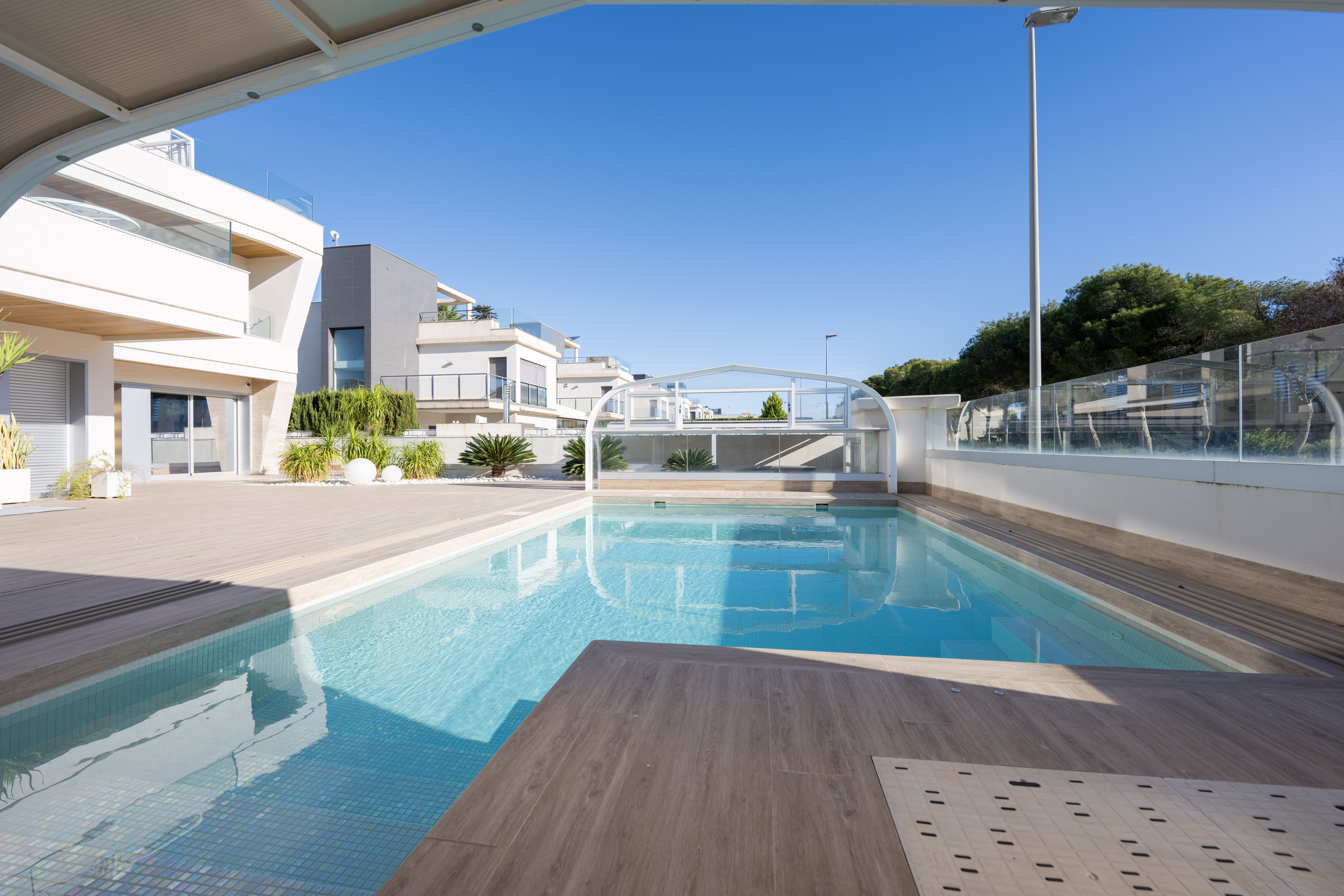 Discover this sumptuous contemporary villa, built in 2019, ideally located less than 200 meters from