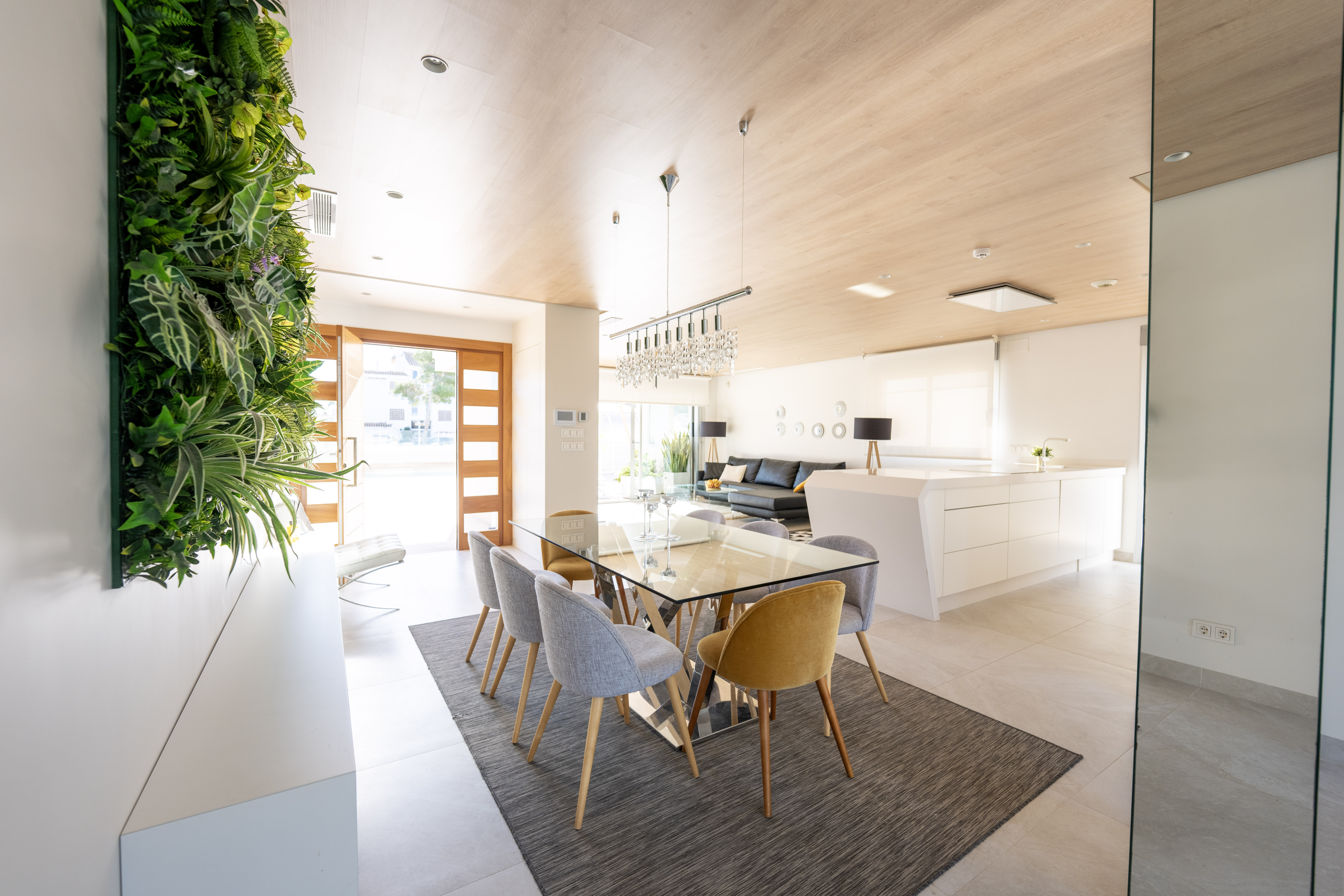 Discover this sumptuous contemporary villa, built in 2019, ideally located less than 200 meters from