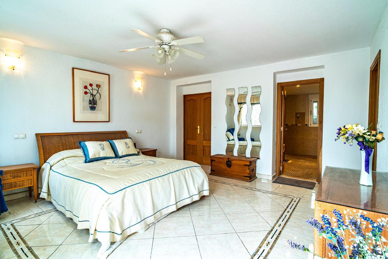 Bathroom in villa for sale in Orihuela