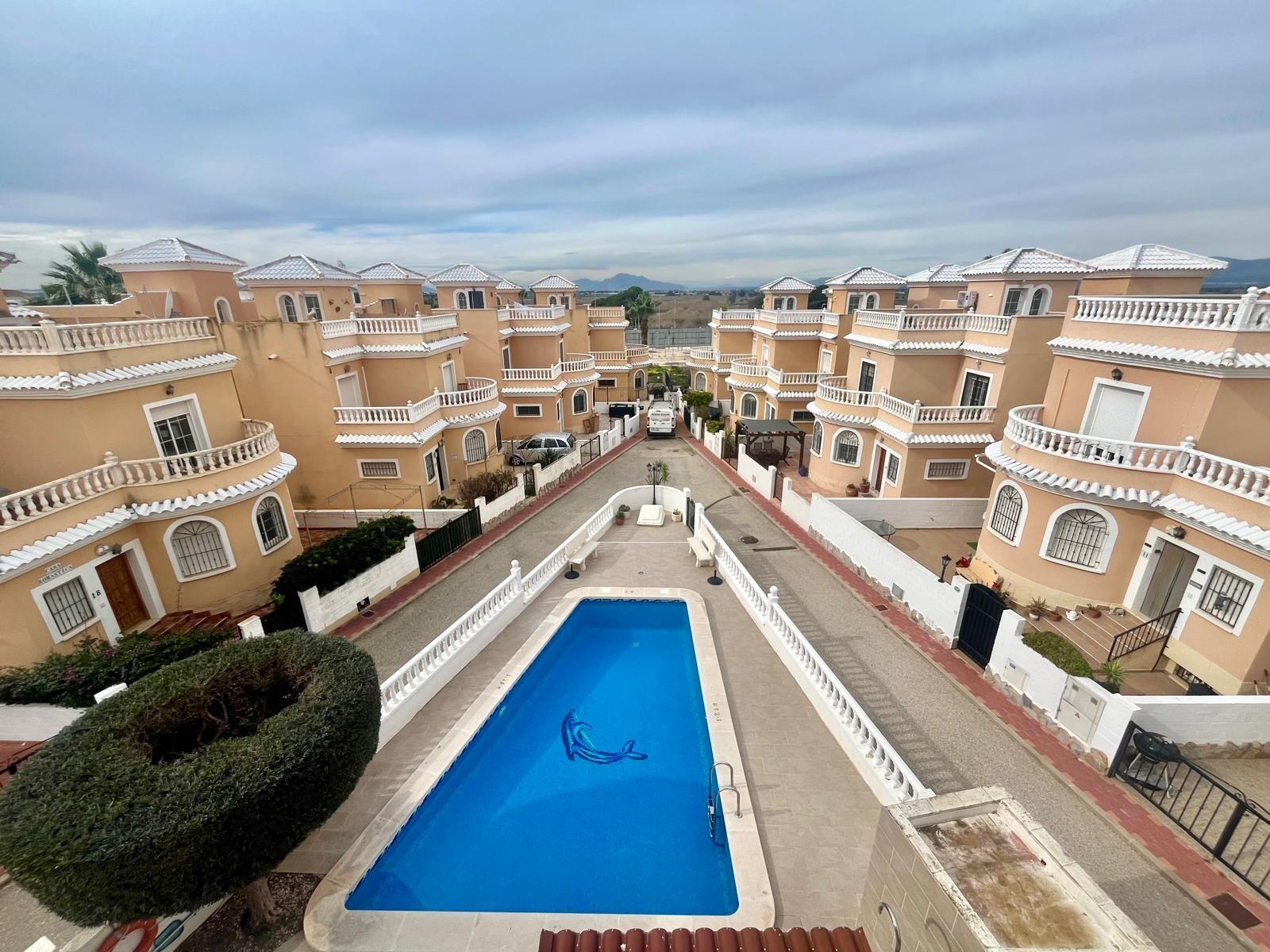 Top-Floor Bungalow with Terrace and Private Solarium in Urbanización La Marina – San Fulgencio Cozy