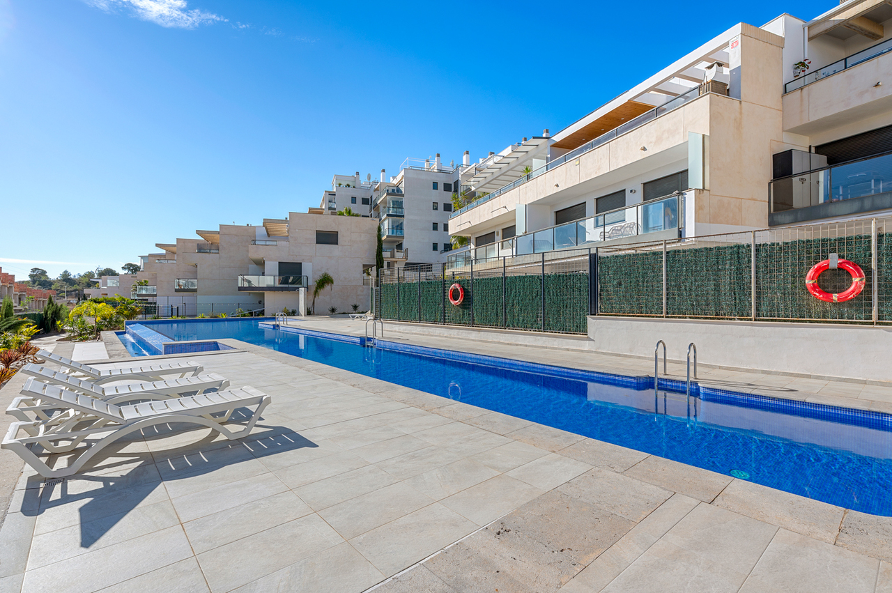 This modern ground floor apartment with 2 bedrooms is situated in the very exclusive area of Campoam