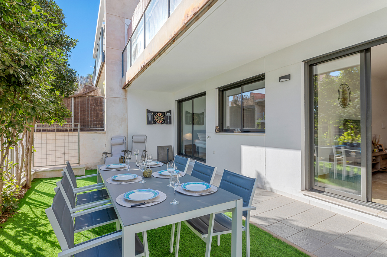 This modern ground floor apartment with 2 bedrooms is situated in the very exclusive area of Campoam