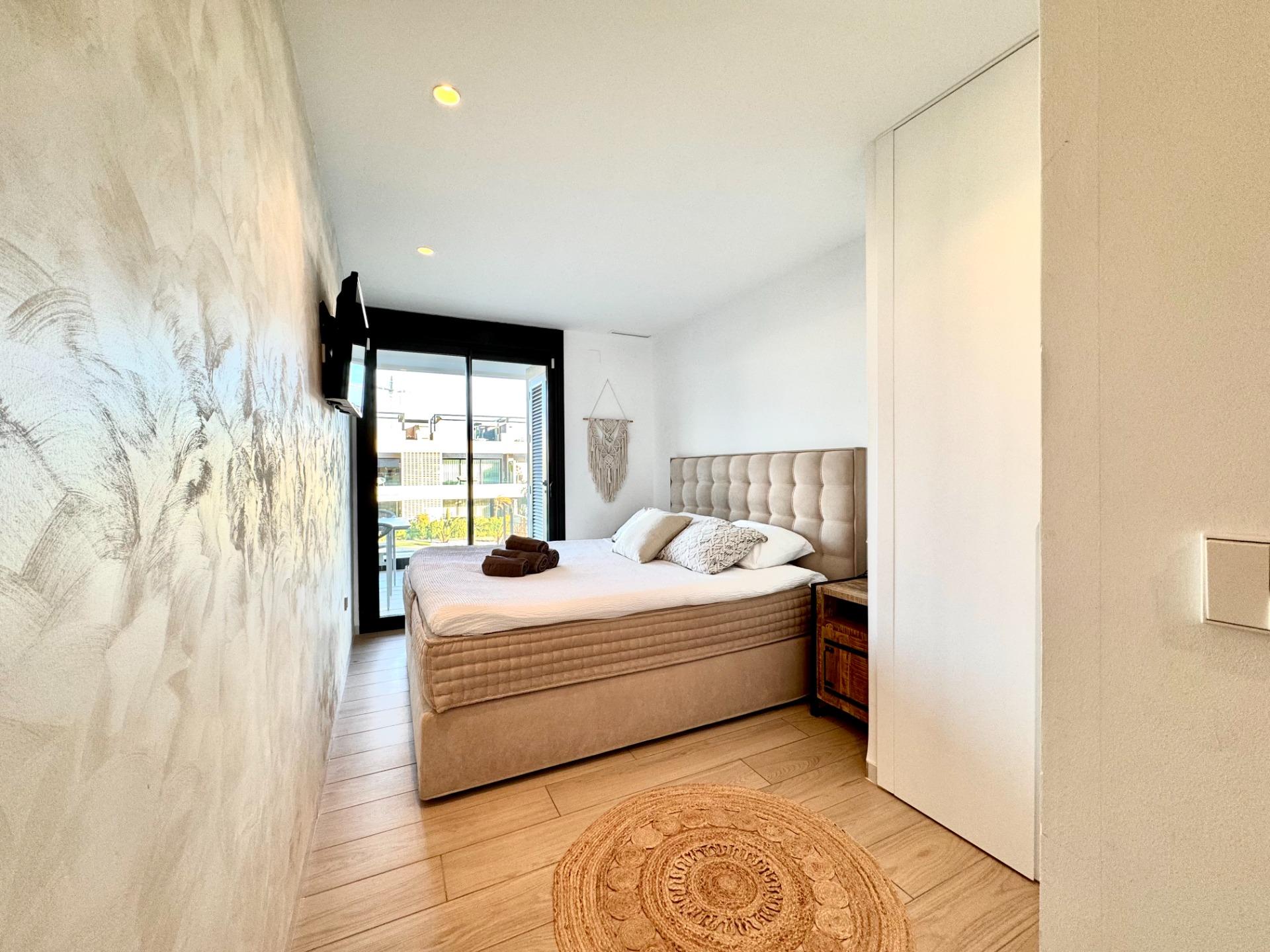 Experience a Caribbean atmosphere in the Murcia region with this beautiful 2-bedroom, 2-bathroom apa
