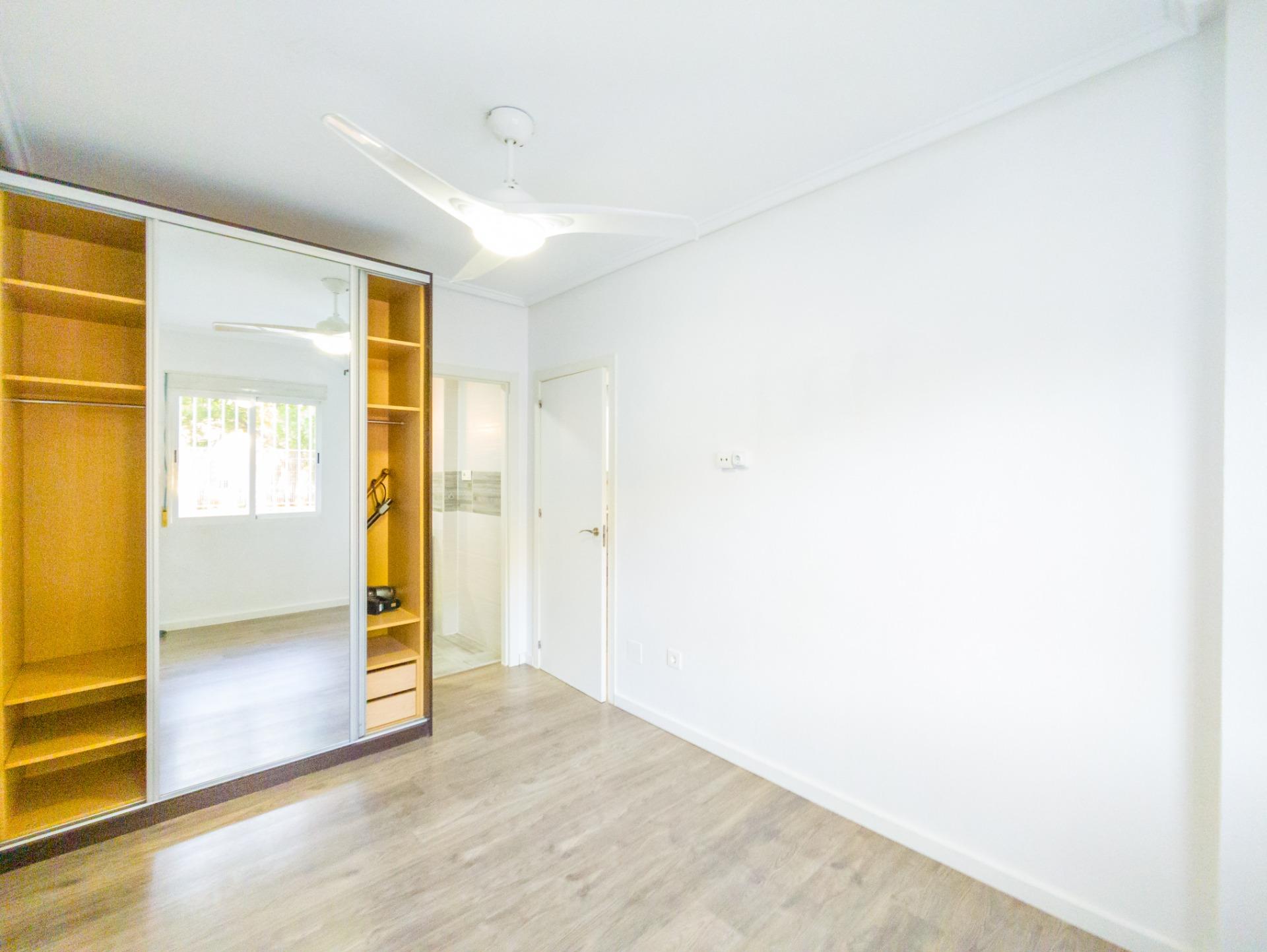 Bedroom in apartment for sale in Torrevieja