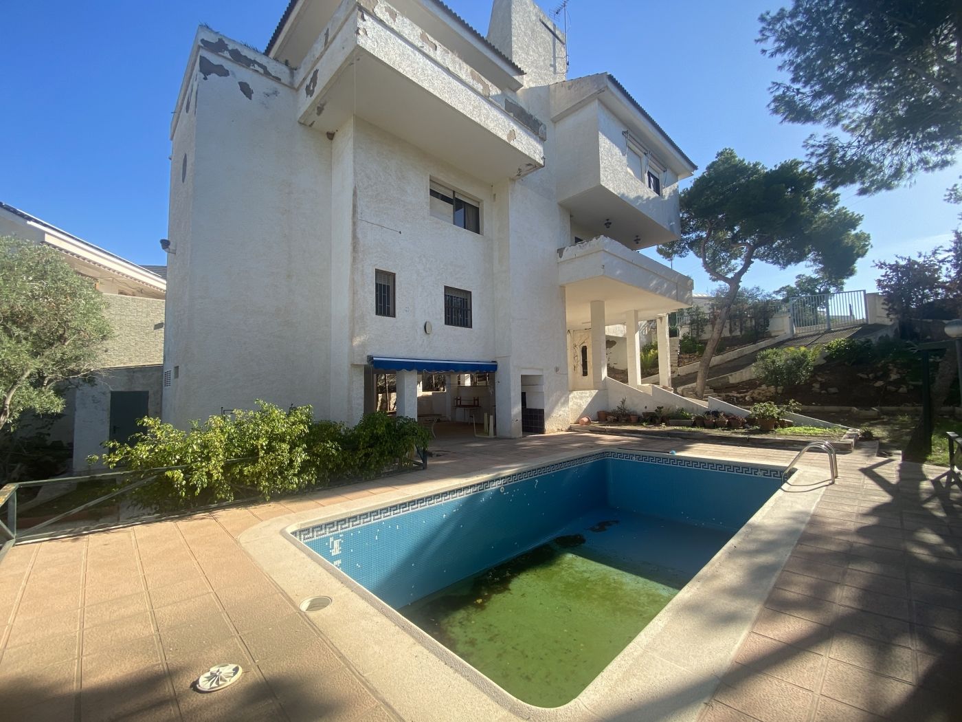 Located just minutes from the beach, this villa sits on an expansive 1,500 m² plot, offering privacy