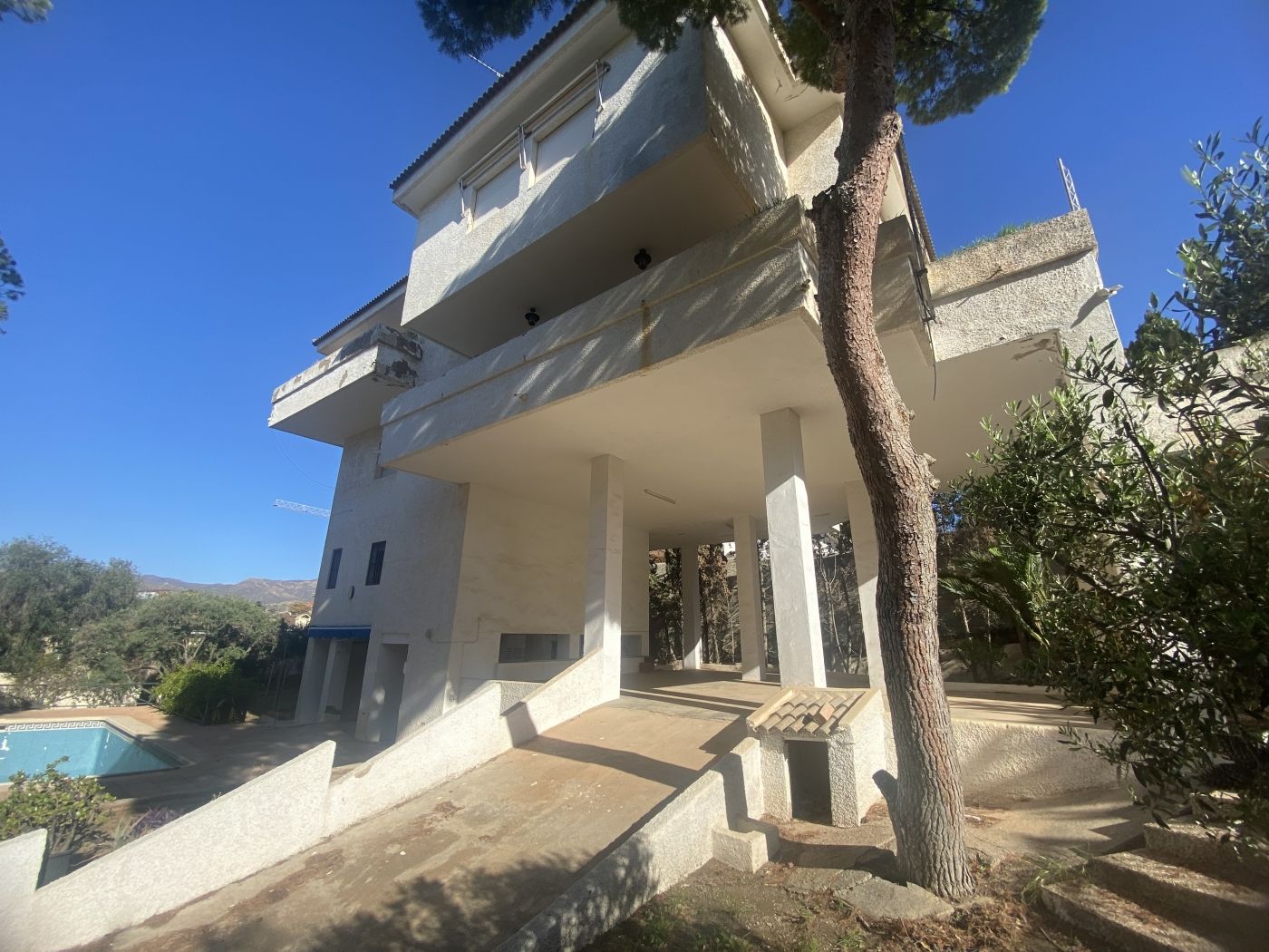 Located just minutes from the beach, this villa sits on an expansive 1,500 m² plot, offering privacy