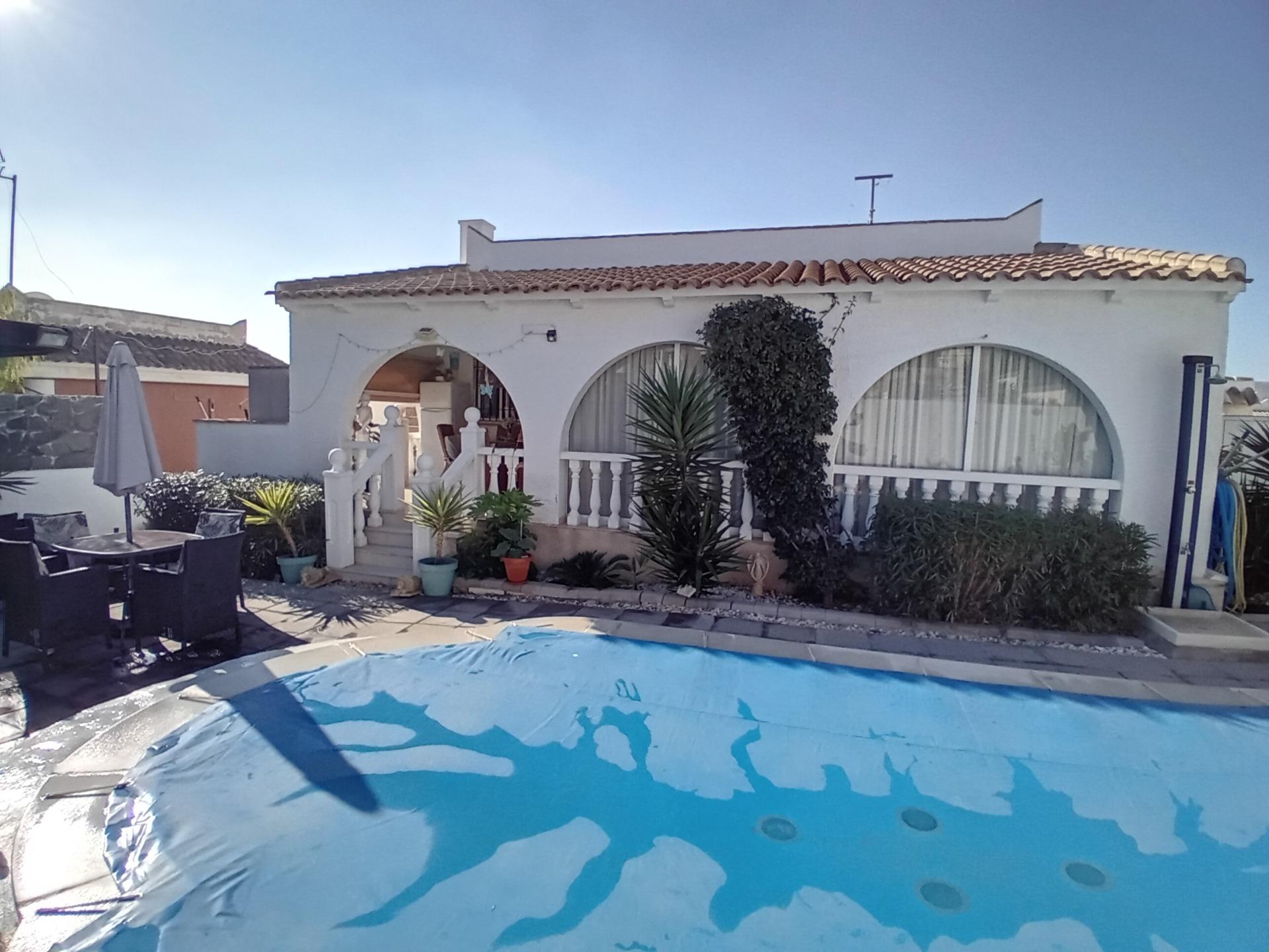 Set within the popular international urbanisation of Camposol, this detached villa offers a wonderfu