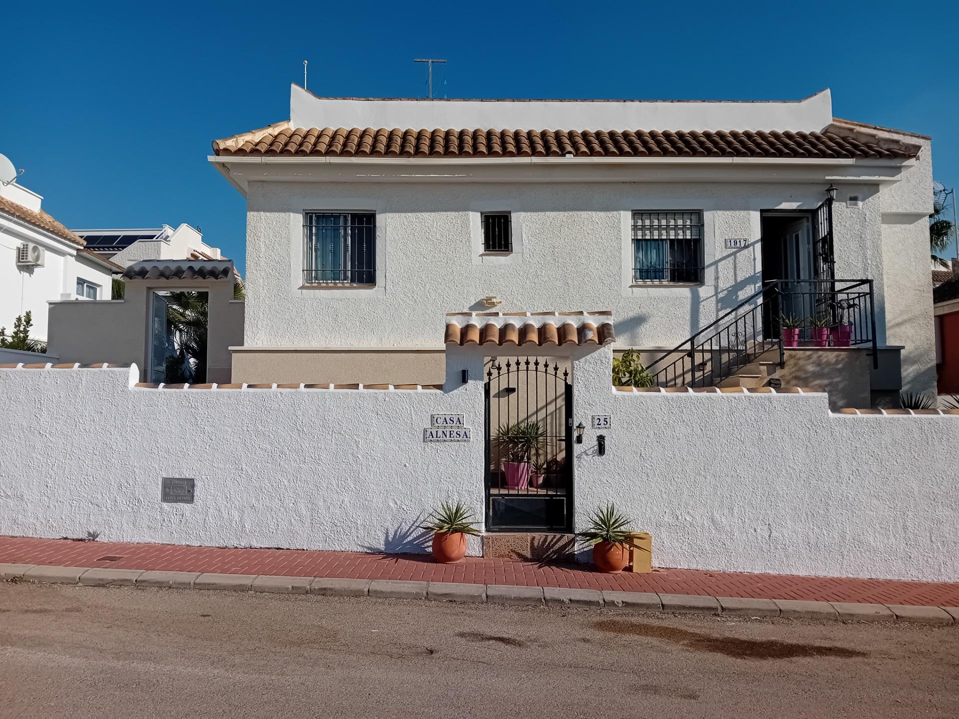 Set within the popular international urbanisation of Camposol, this detached villa offers a wonderfu