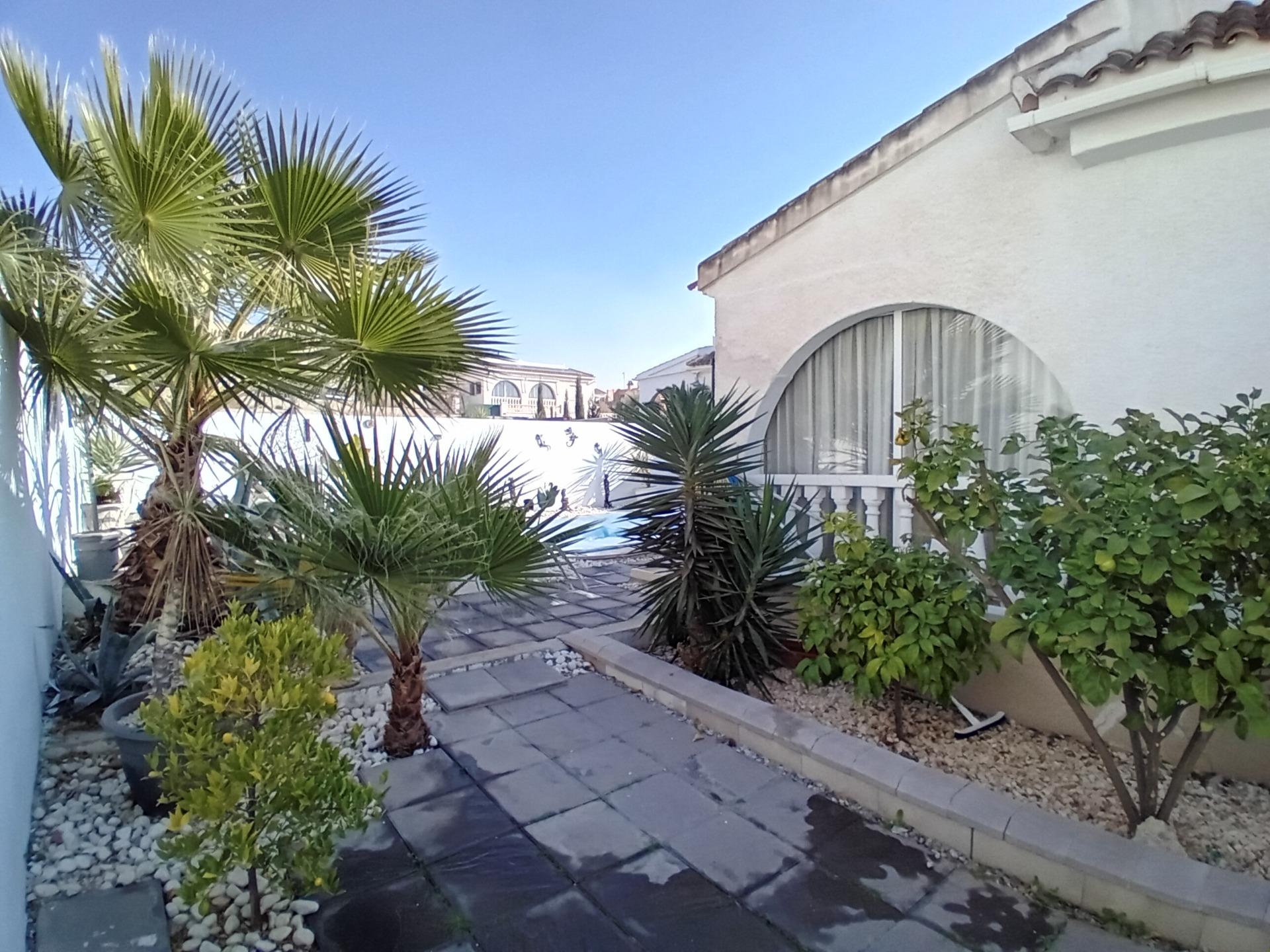 Set within the popular international urbanisation of Camposol, this detached villa offers a wonderfu