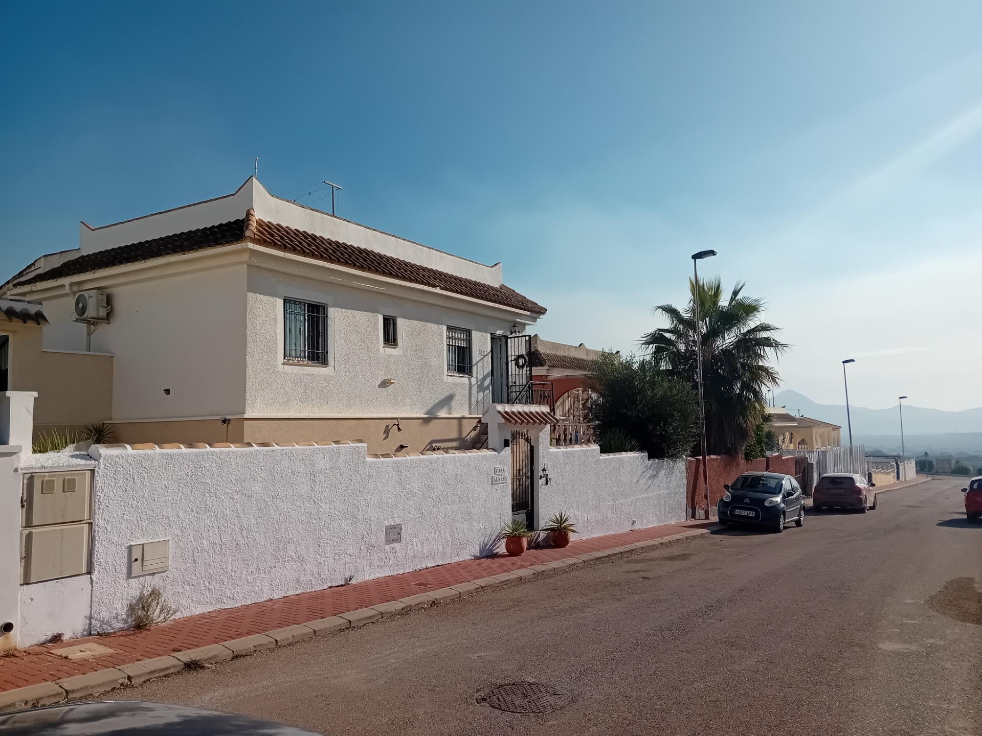 Set within the popular international urbanisation of Camposol, this detached villa offers a wonderfu